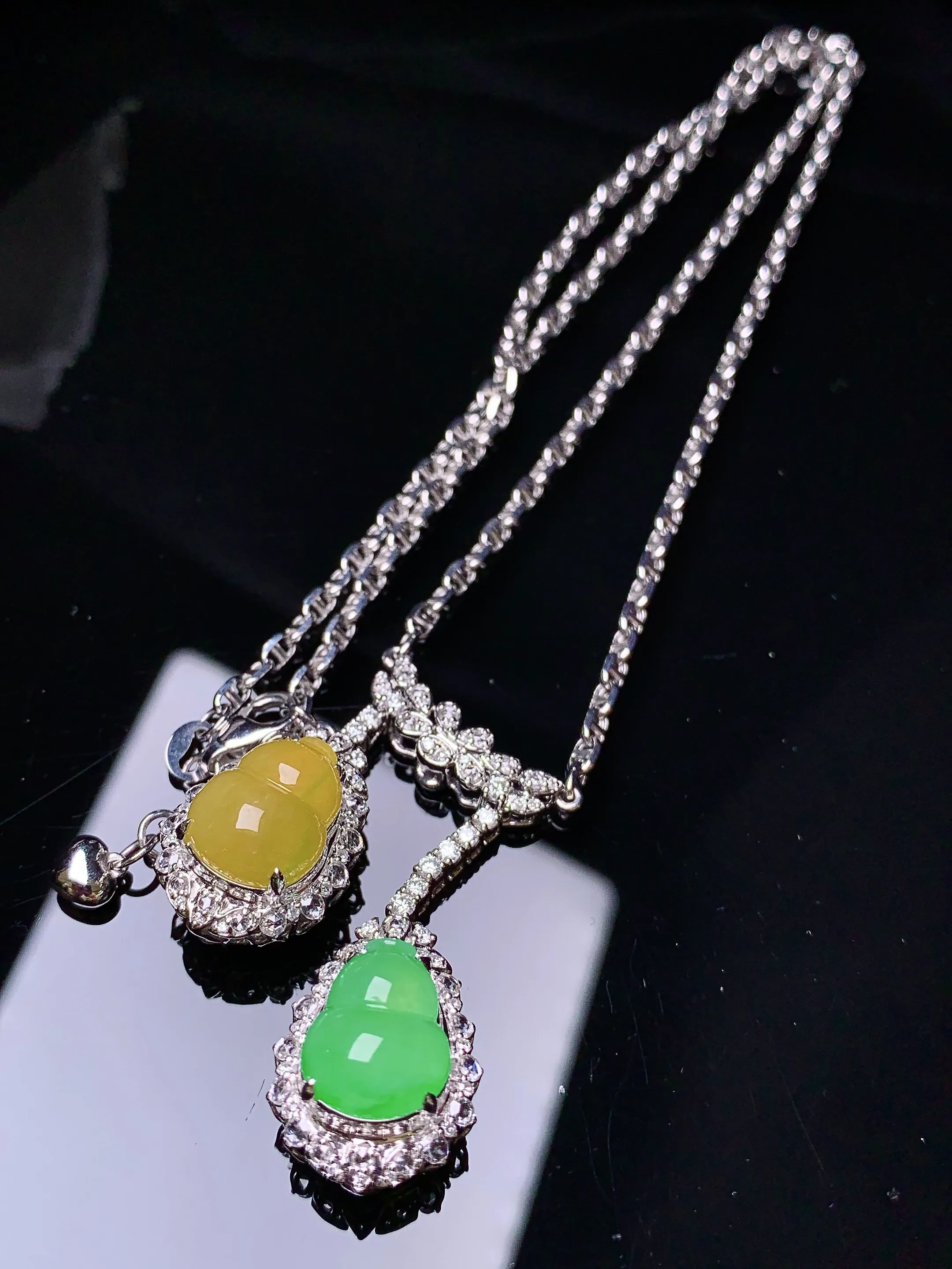 18k金钻镶嵌黄绿葫芦戒指项链 玉质细腻 色泽艳丽清新 整体尺寸35.6*13*11.2
