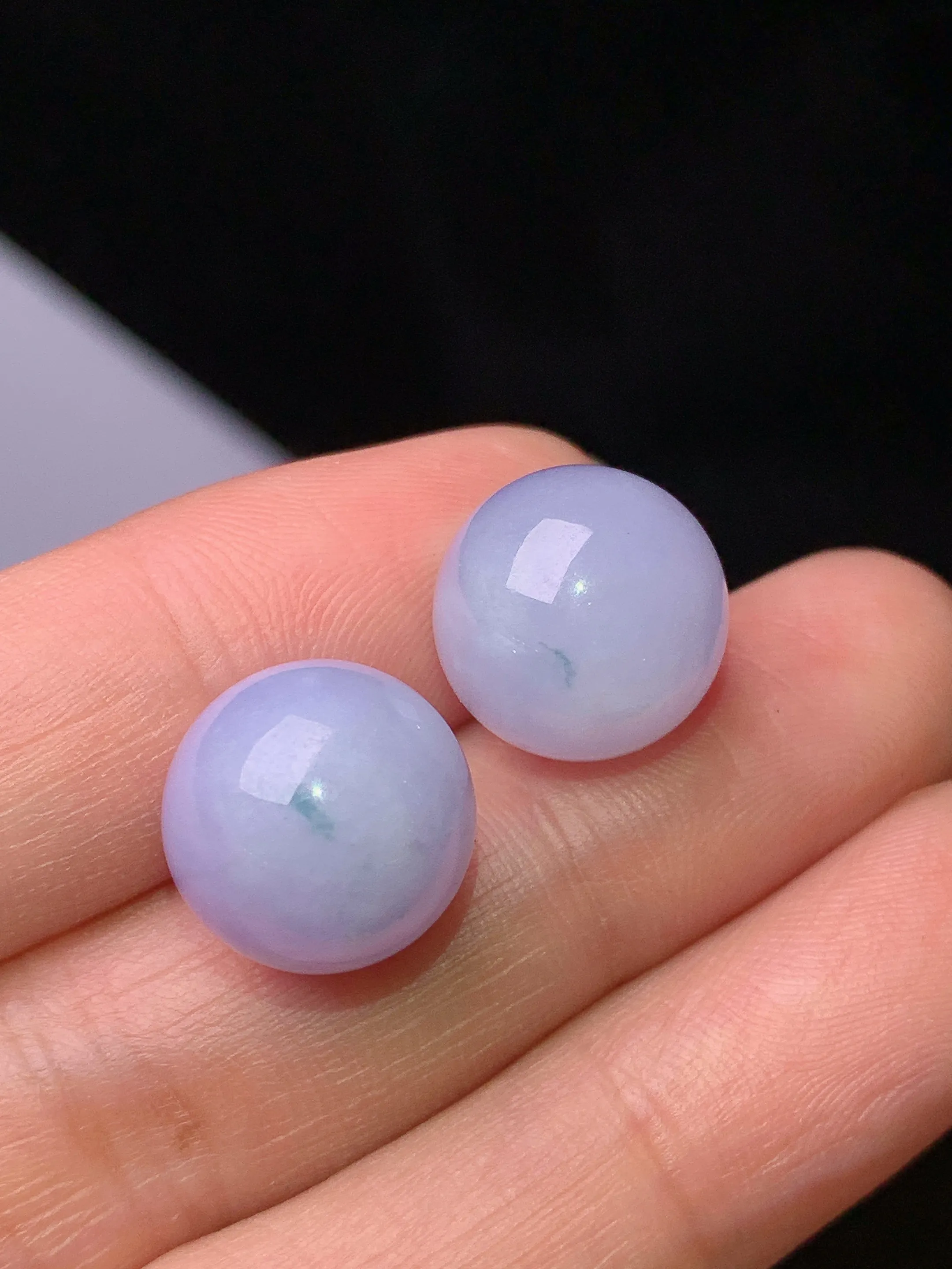 淡紫罗兰圆珠一对 玉质细腻 色泽艳丽清新 整体尺寸12.3