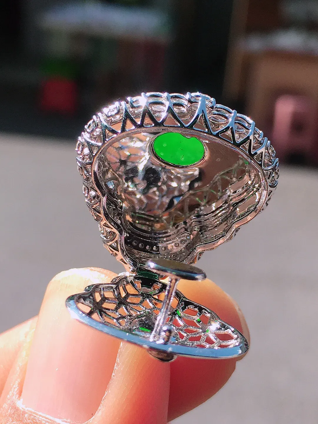 阳绿佛公吊坠，色泽均匀艳丽，玉质细腻，荧光感超
强，饱满圆润，尽显优雅气质，18k
金豪华镶嵌