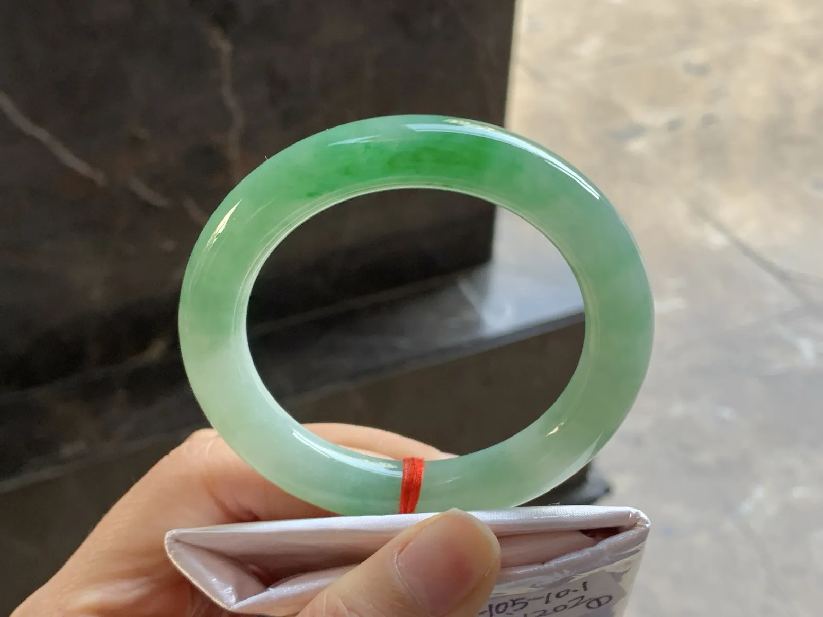 52-10.5

带色圆条手镯^_^颜色好看 色阳