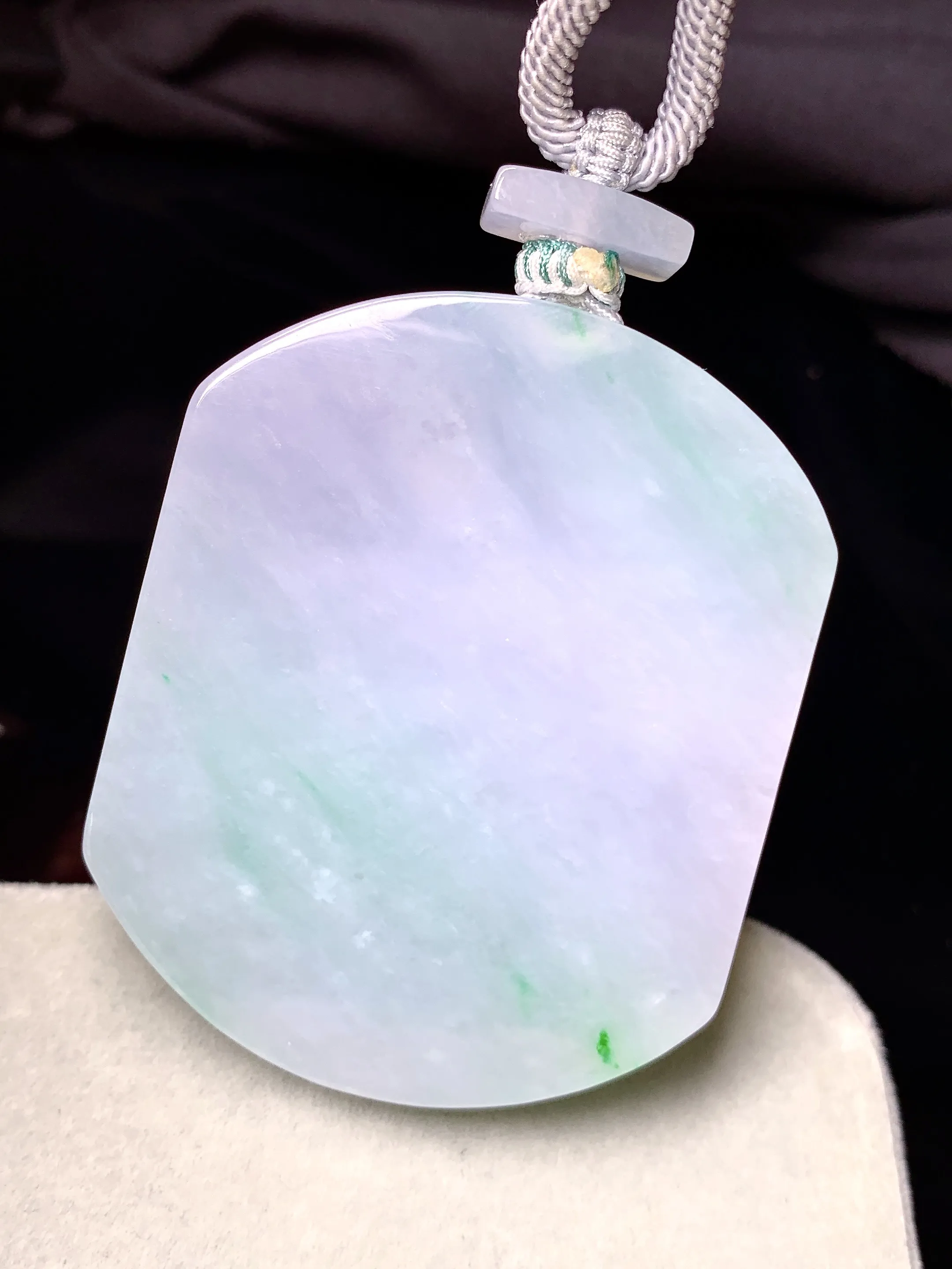 飘绿无事牌吊坠 玉质细腻 色泽艳丽清新 整体尺寸53.2*42.2*6.6