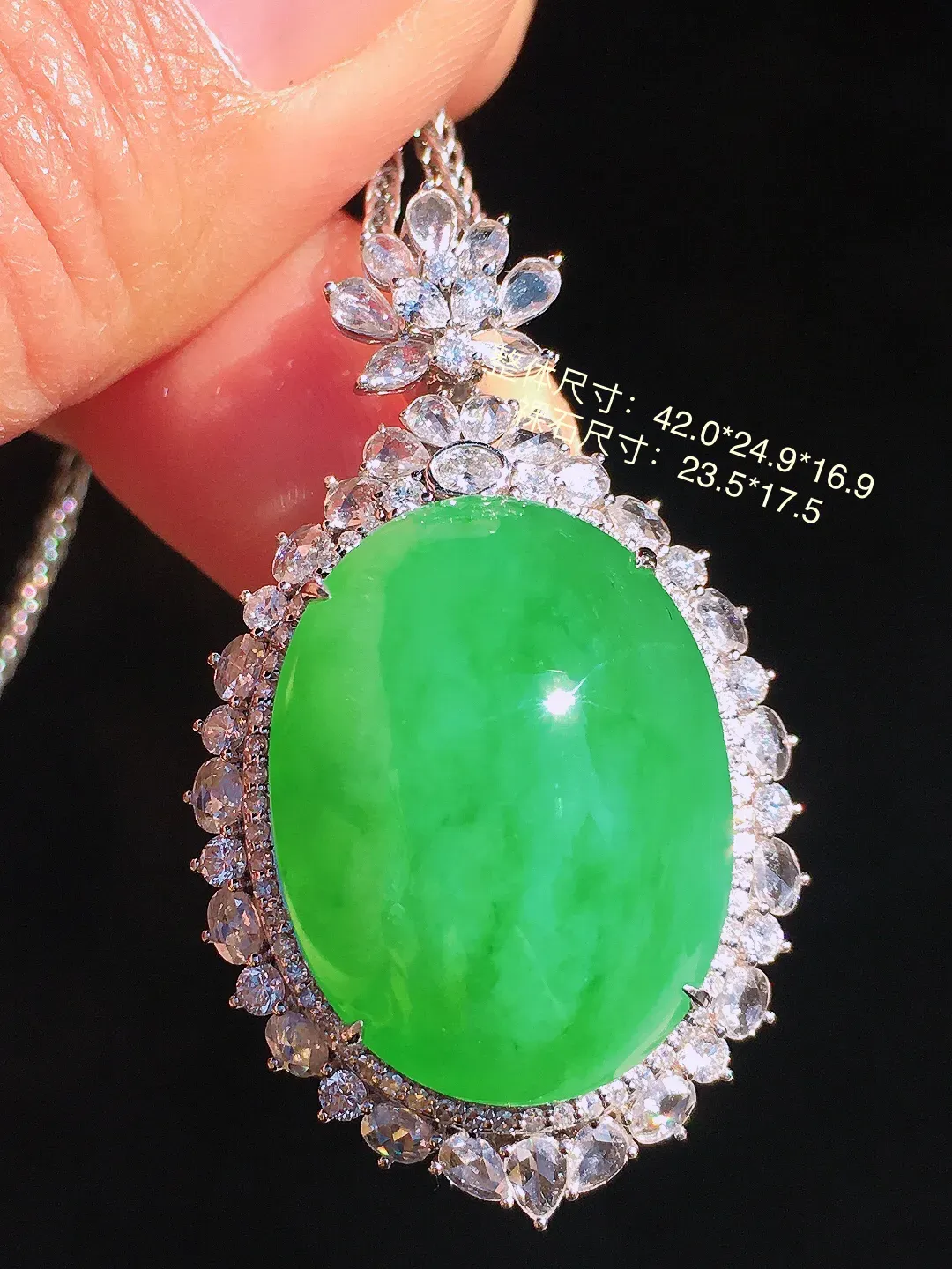 阳绿蛋面吊坠，色泽均匀艳丽，玉质细腻，荧光感超
强，饱满圆润，尽显优雅气质，18k
金豪华镶嵌