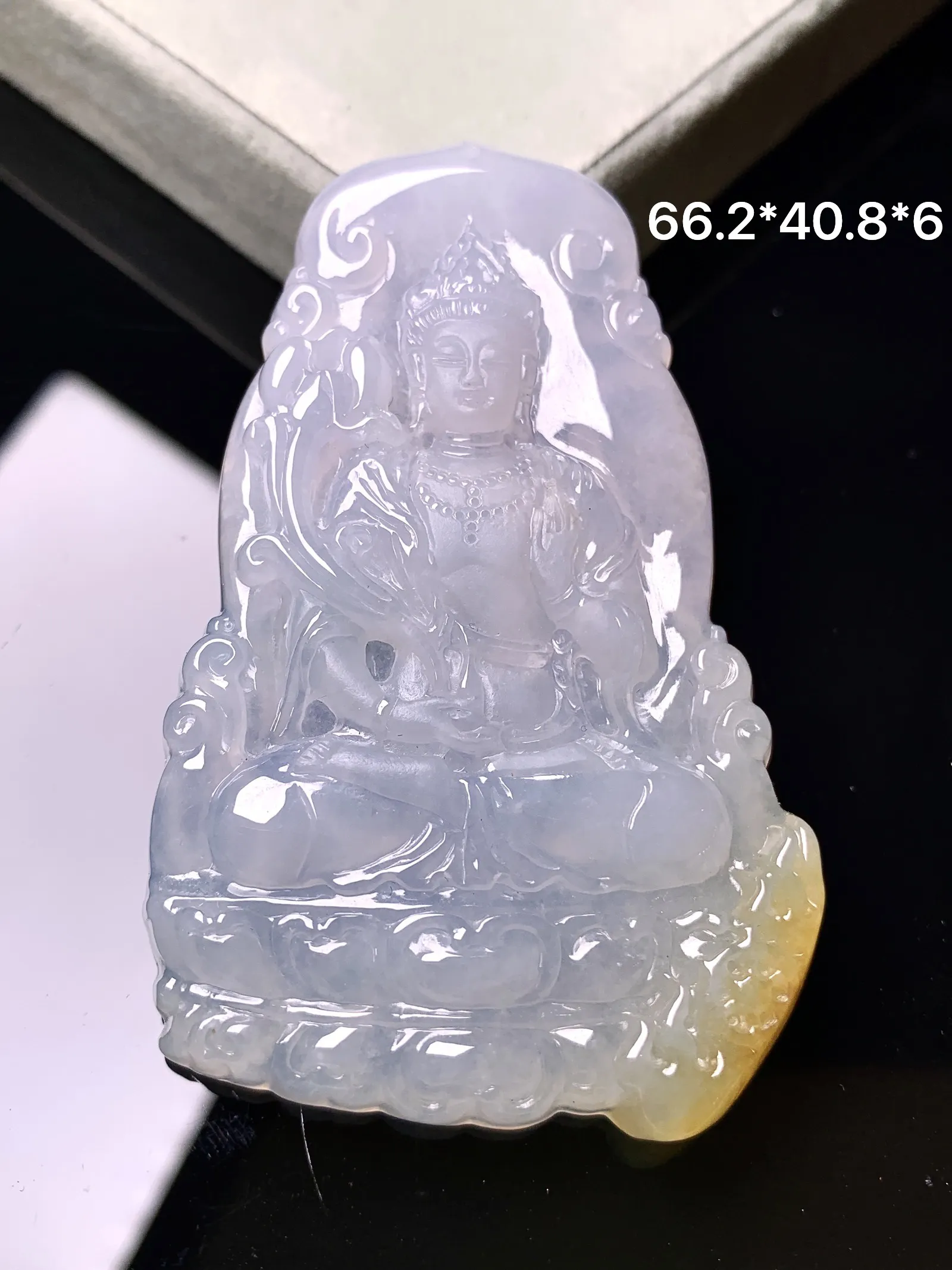 飘黄观音菩萨吊坠 玉质细腻 色泽艳丽清新 整体尺寸66.2*40.8*6