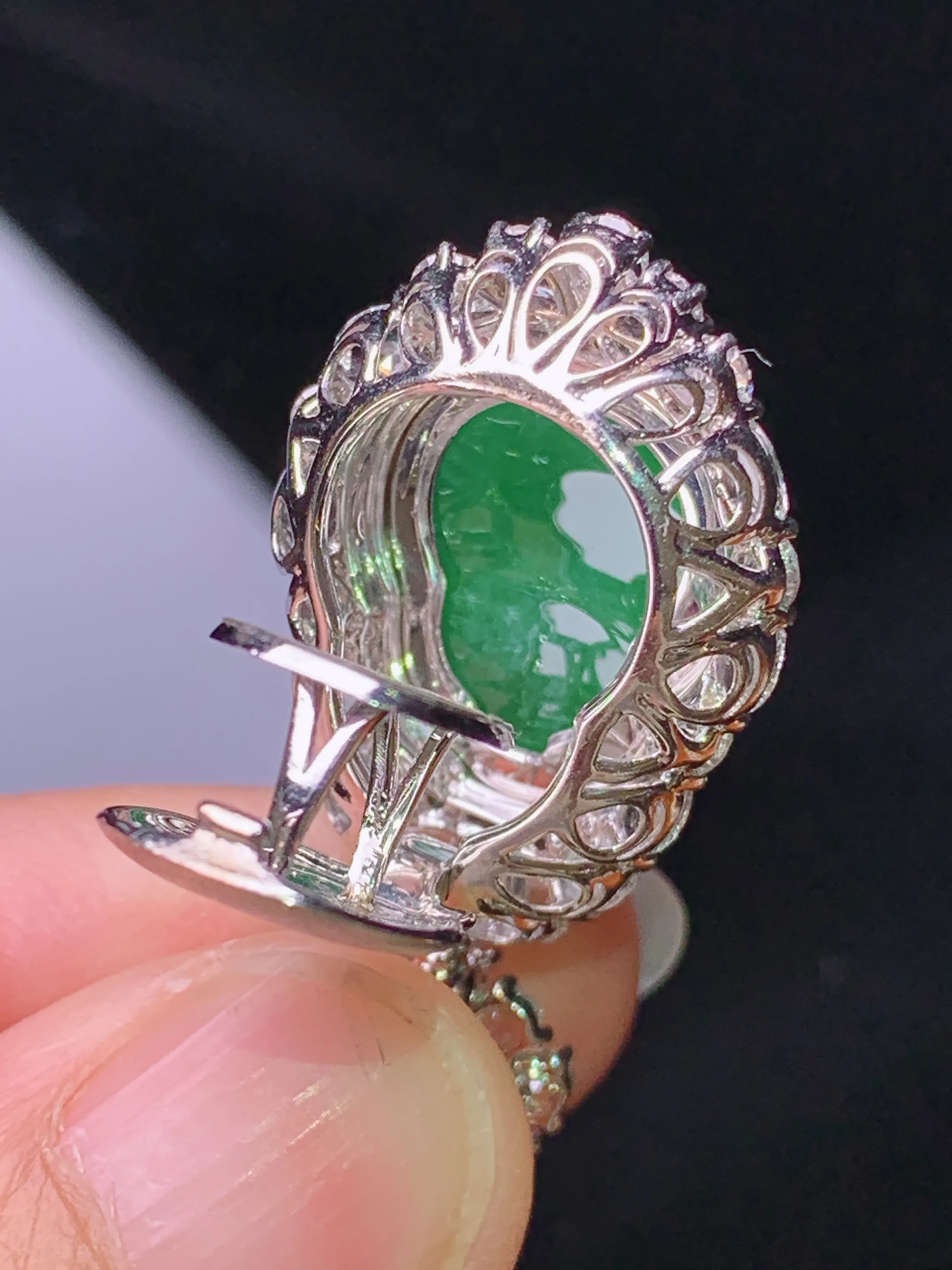 18k金钻镶嵌满绿葫芦吊坠 玉质细腻 色泽艳丽清新 整体尺寸34.2*18*13