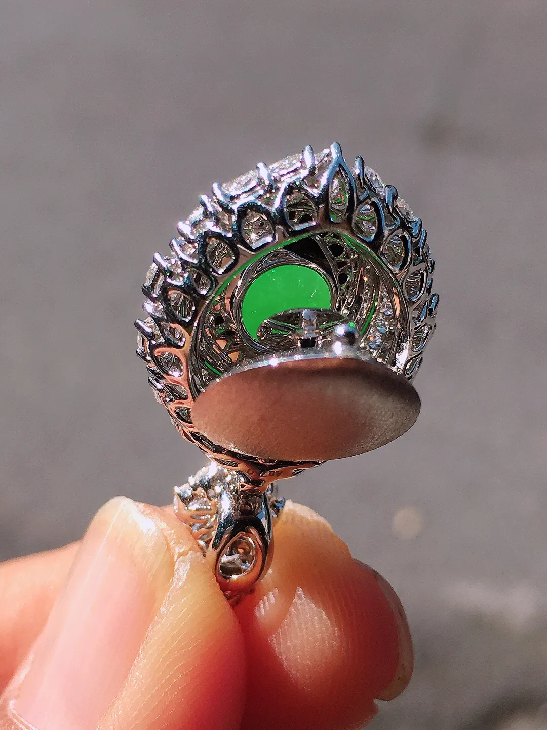 阳绿蛋面吊坠，色泽均匀艳丽，玉质细腻，荧光感超
强，饱满圆润，尽显优雅气质，18k
金豪华镶嵌