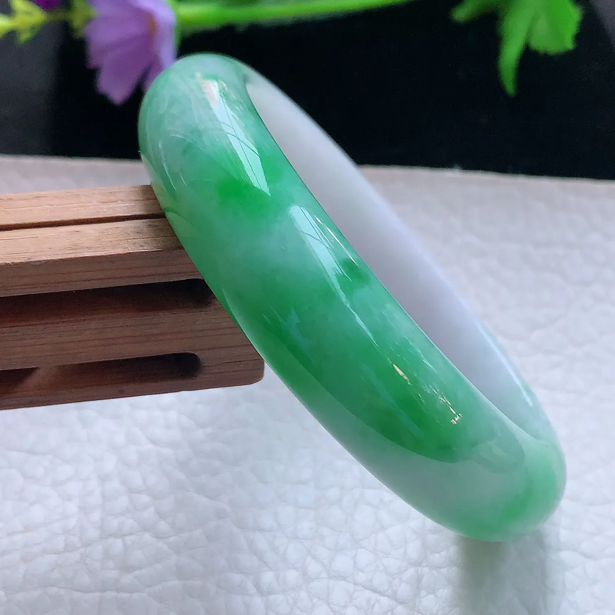 js实拍56*14.5*8.5平安镯 天然缅甸翡翠手镯飘阳绿白底青宽边正圈镯子