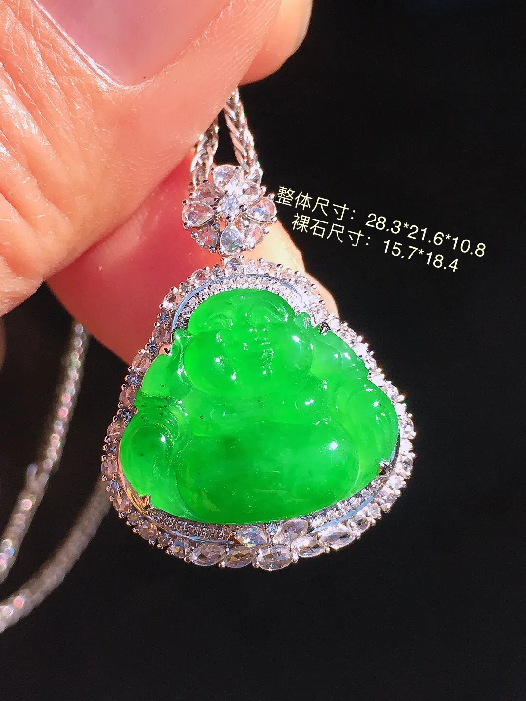 阳绿佛公吊坠，色泽均匀艳丽，玉质细腻，荧光感超
强，饱满圆润，尽显优雅气质，18k
金豪华镶嵌