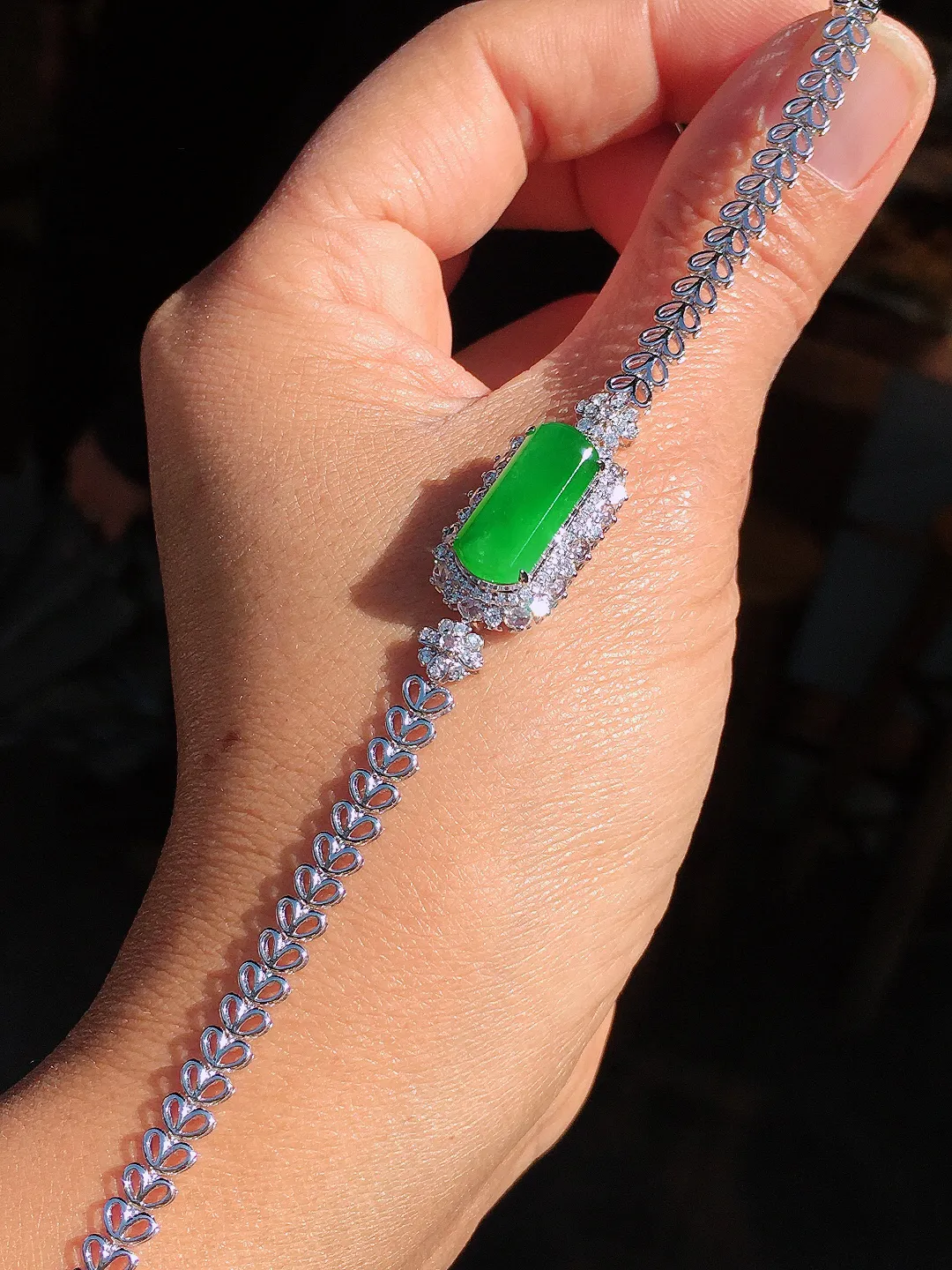 阳绿无事牌手链，色泽均匀艳丽，玉质细腻，荧光感超
强，饱满圆润，尽显优雅气质，18k
金豪华镶嵌