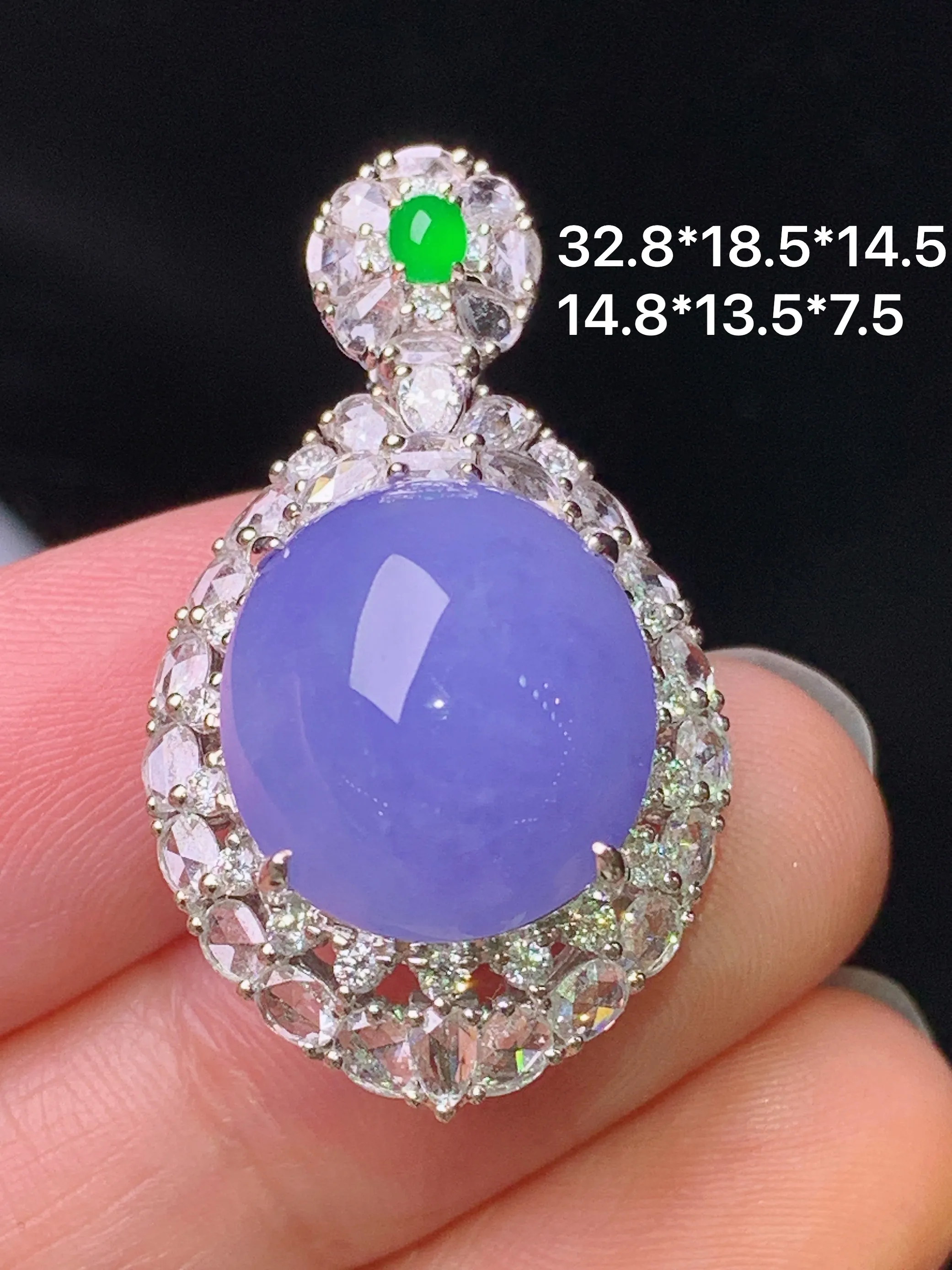 18k金钻镶嵌紫罗兰蛋面吊坠 玉质细腻 色泽艳丽清新 整体尺寸32.8*18.5*14.5