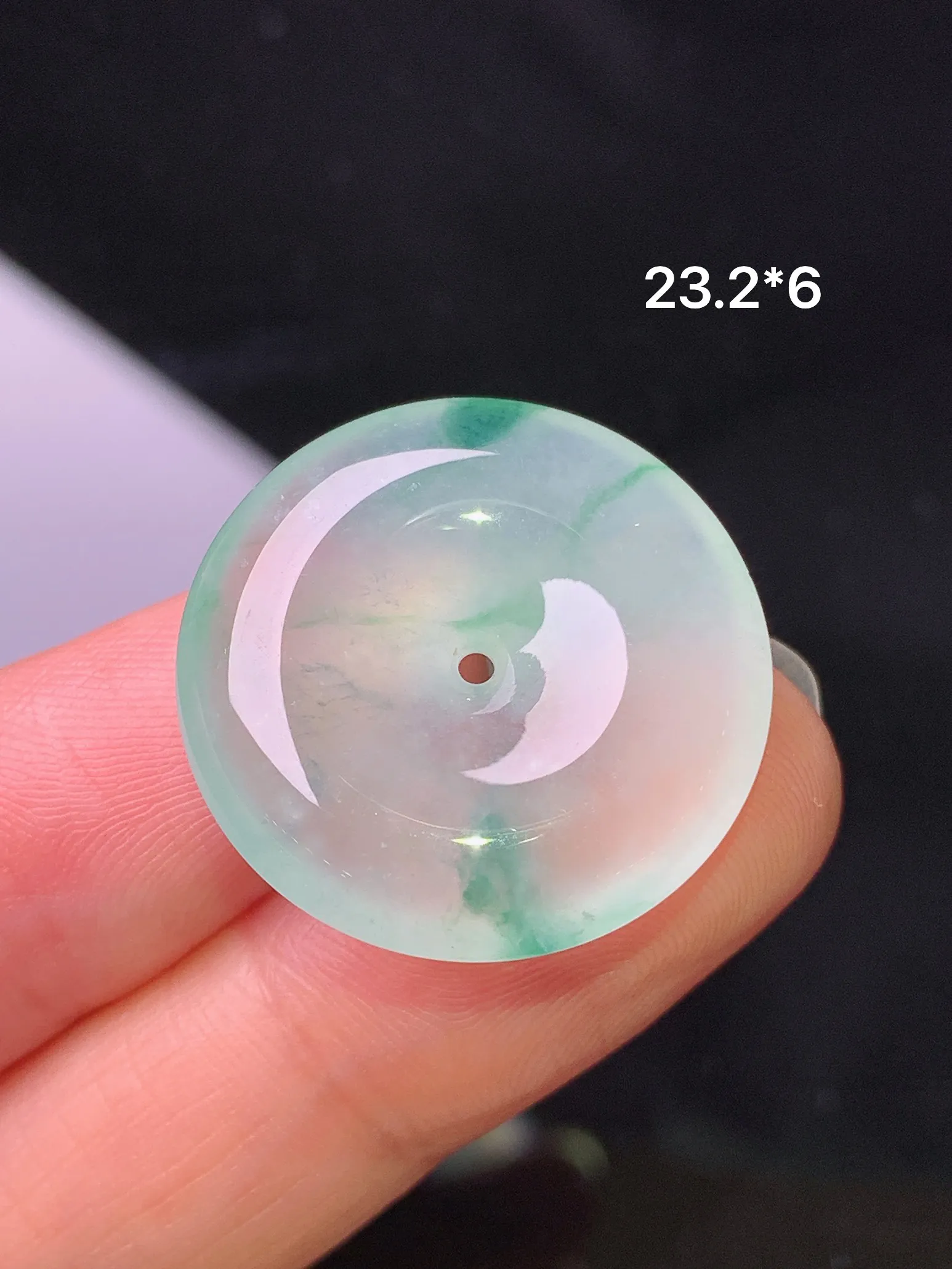 冰种飘绿平安扣吊坠 玉质细腻 色泽艳丽清新 整体尺寸23.2*6