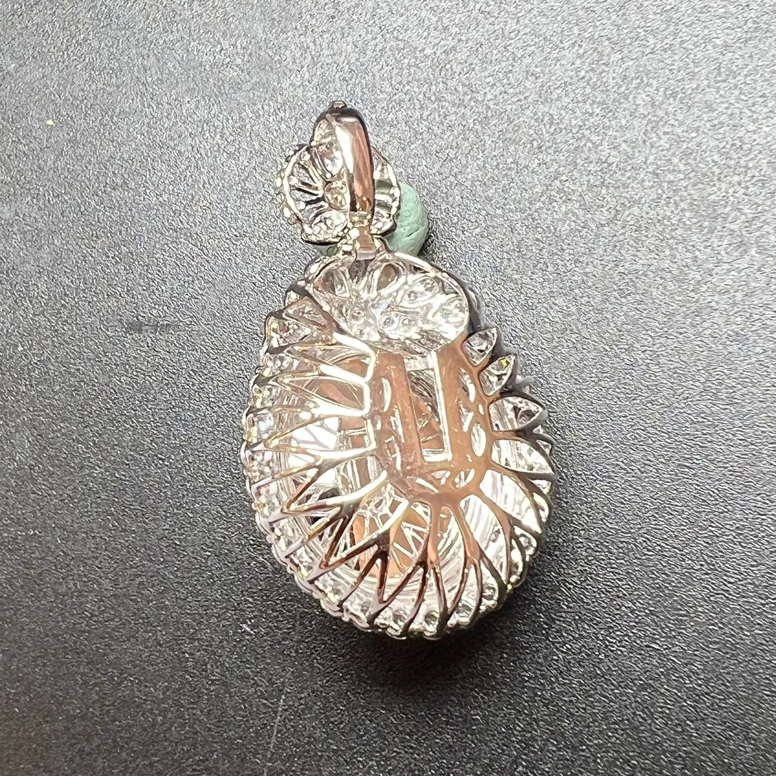 满绿双用款戒指+坠种好饱满，整体尺寸32.1*18.8*16.7 祼石尺寸15.5*13.5*6.5