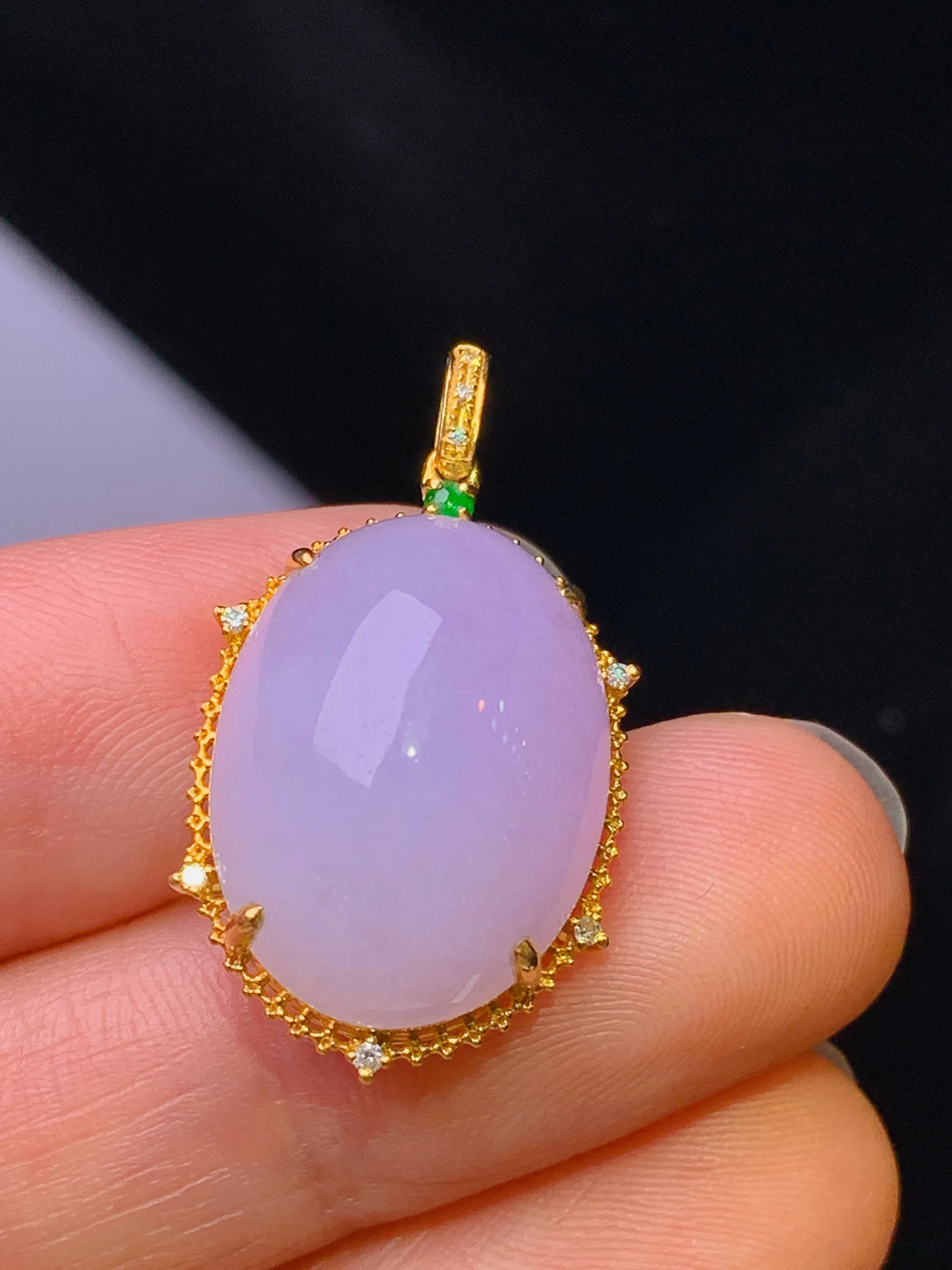 18k金钻镶嵌淡紫罗兰蛋面吊坠 玉质细腻 色泽艳丽清新 整体尺寸28*15.3*9.2