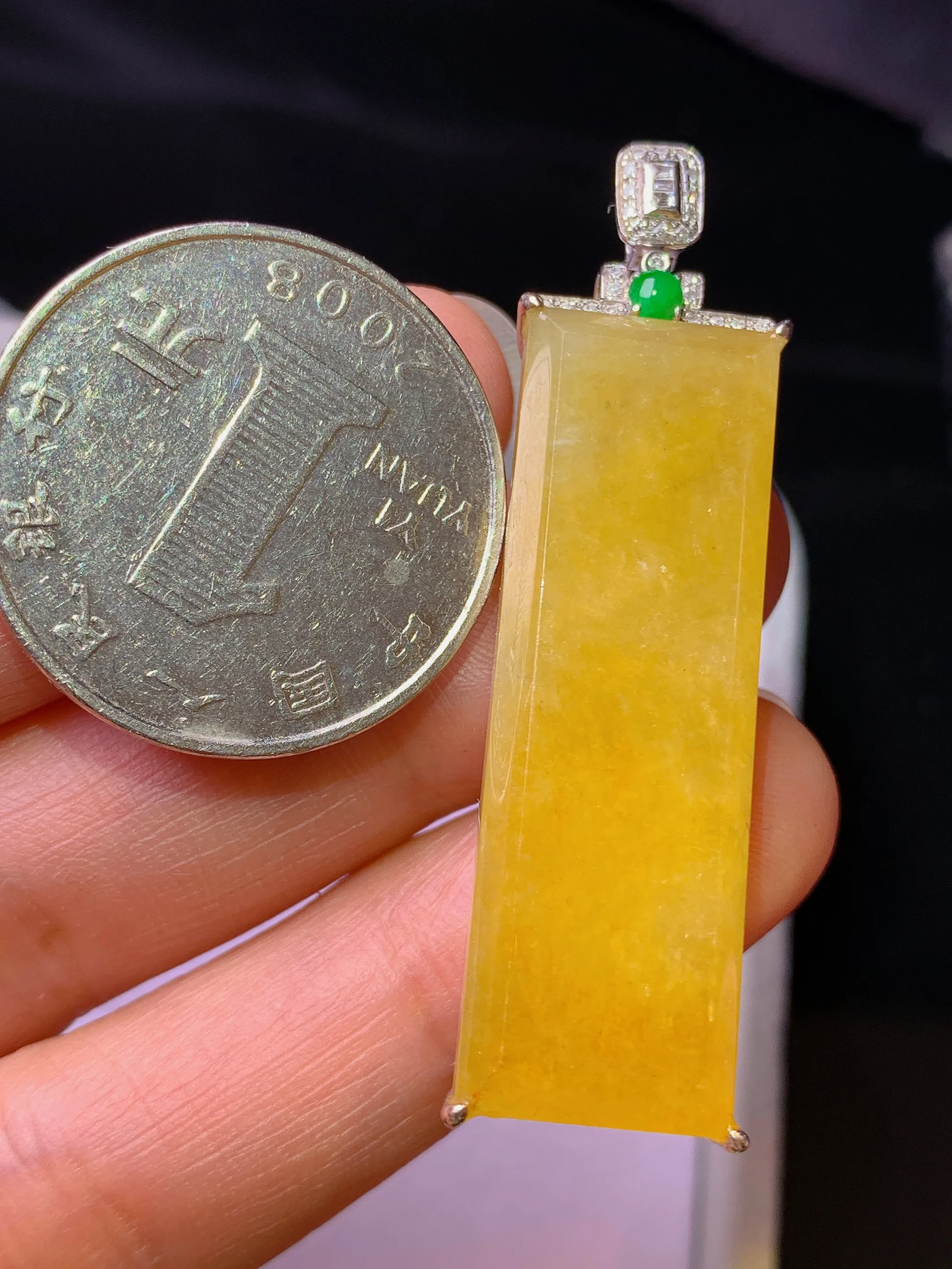 18k金钻镶嵌黄翡无事牌吊坠 玉质细腻 色泽艳丽清新 整体尺寸47.8*12.2*7.6