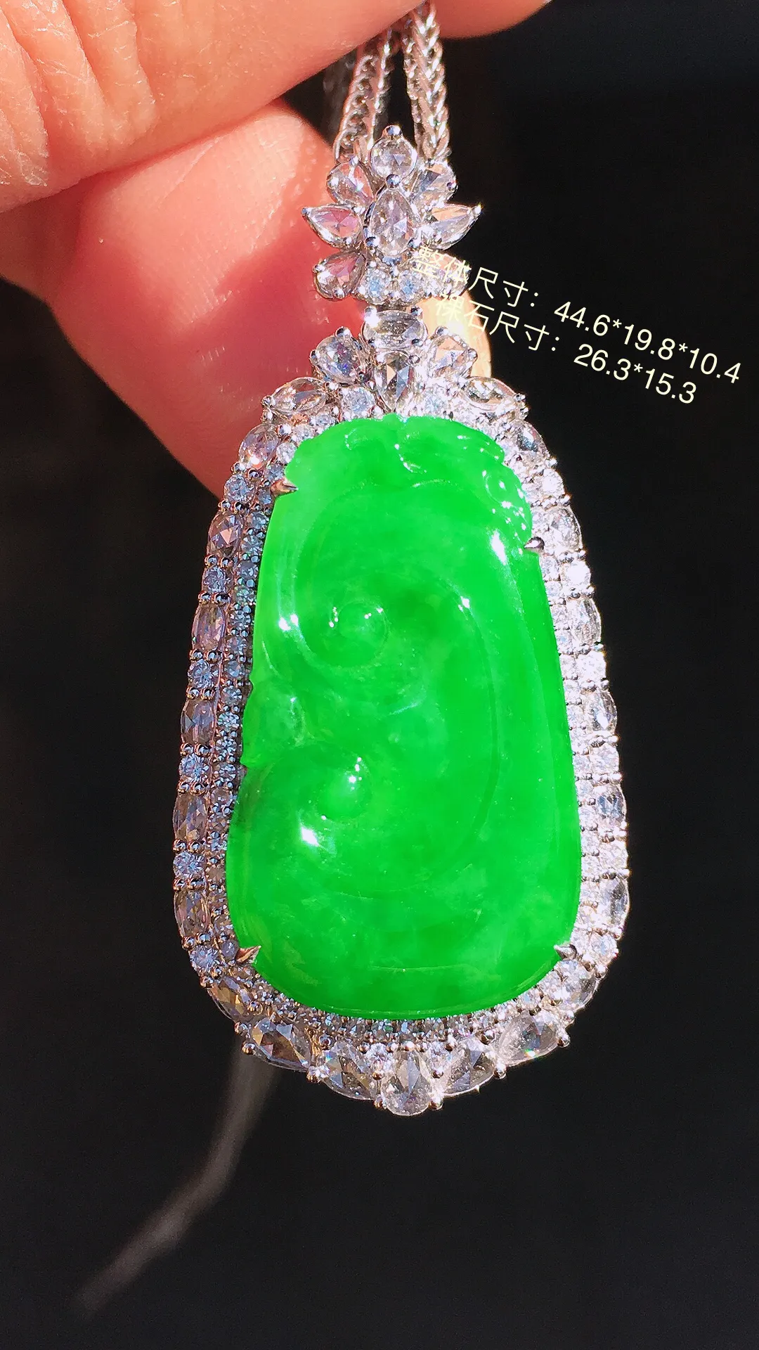 阳绿如意吊坠，色泽均匀艳丽，玉质细腻，荧光感超
强，饱满圆润，尽显优雅气质，18k
金豪华镶嵌