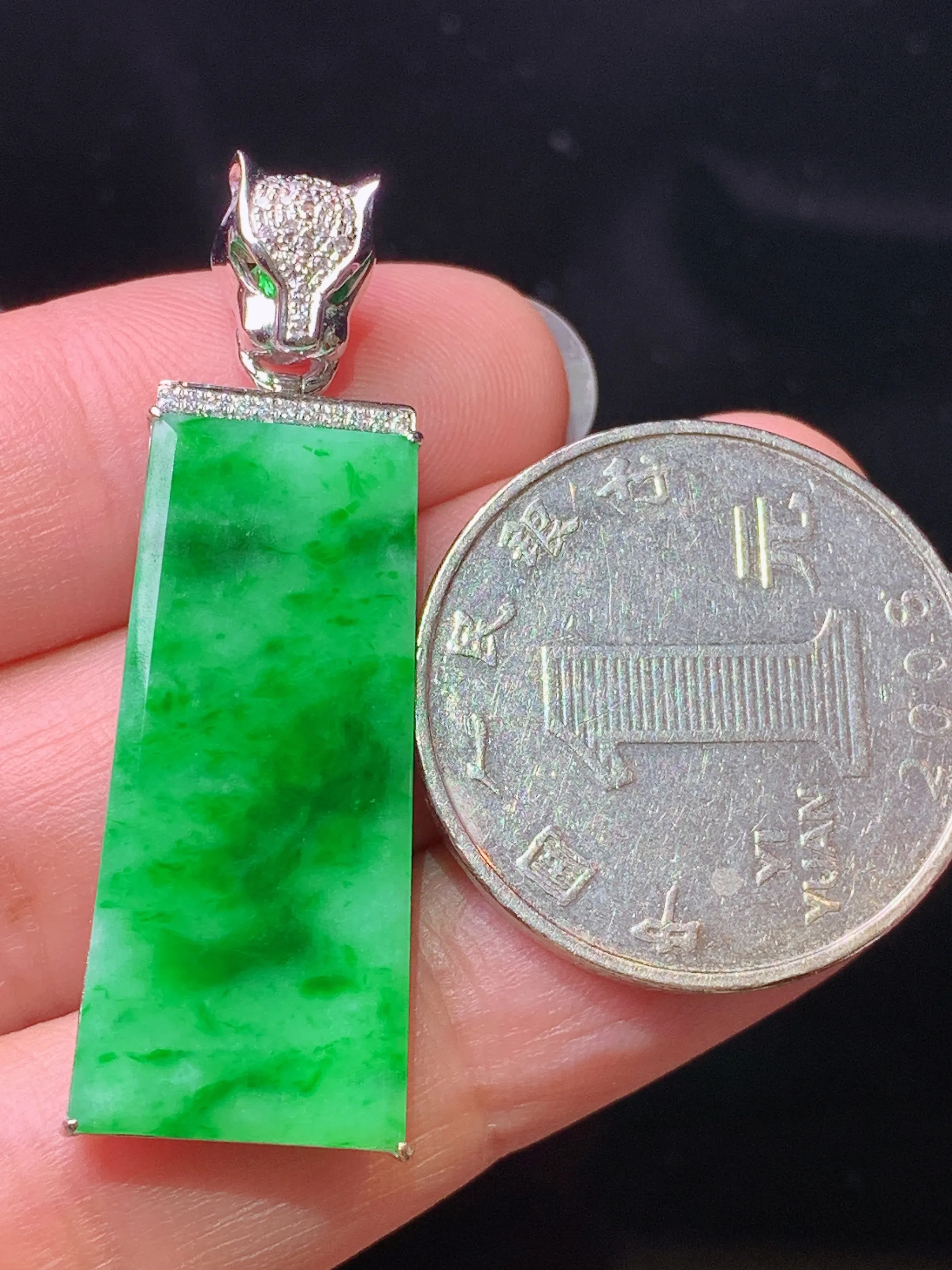 18k金钻镶嵌翠绿无事牌吊坠 玉质细腻 色泽艳丽清新 整体尺寸40.7*13.5*4