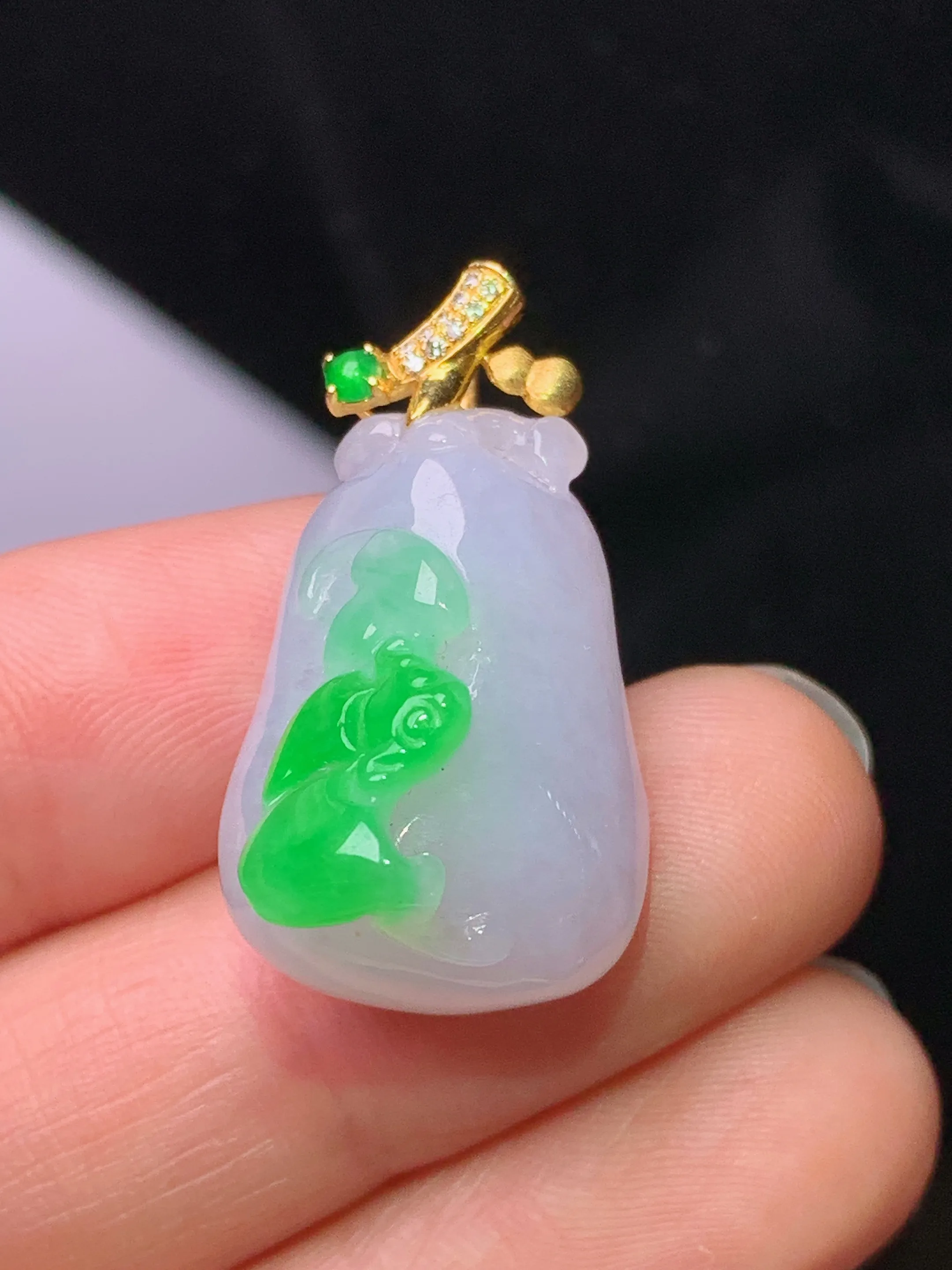 18k金钻镶嵌飘绿福瓜吊坠 玉质细腻 色泽艳丽清新 整体尺寸28.5*15.6*15