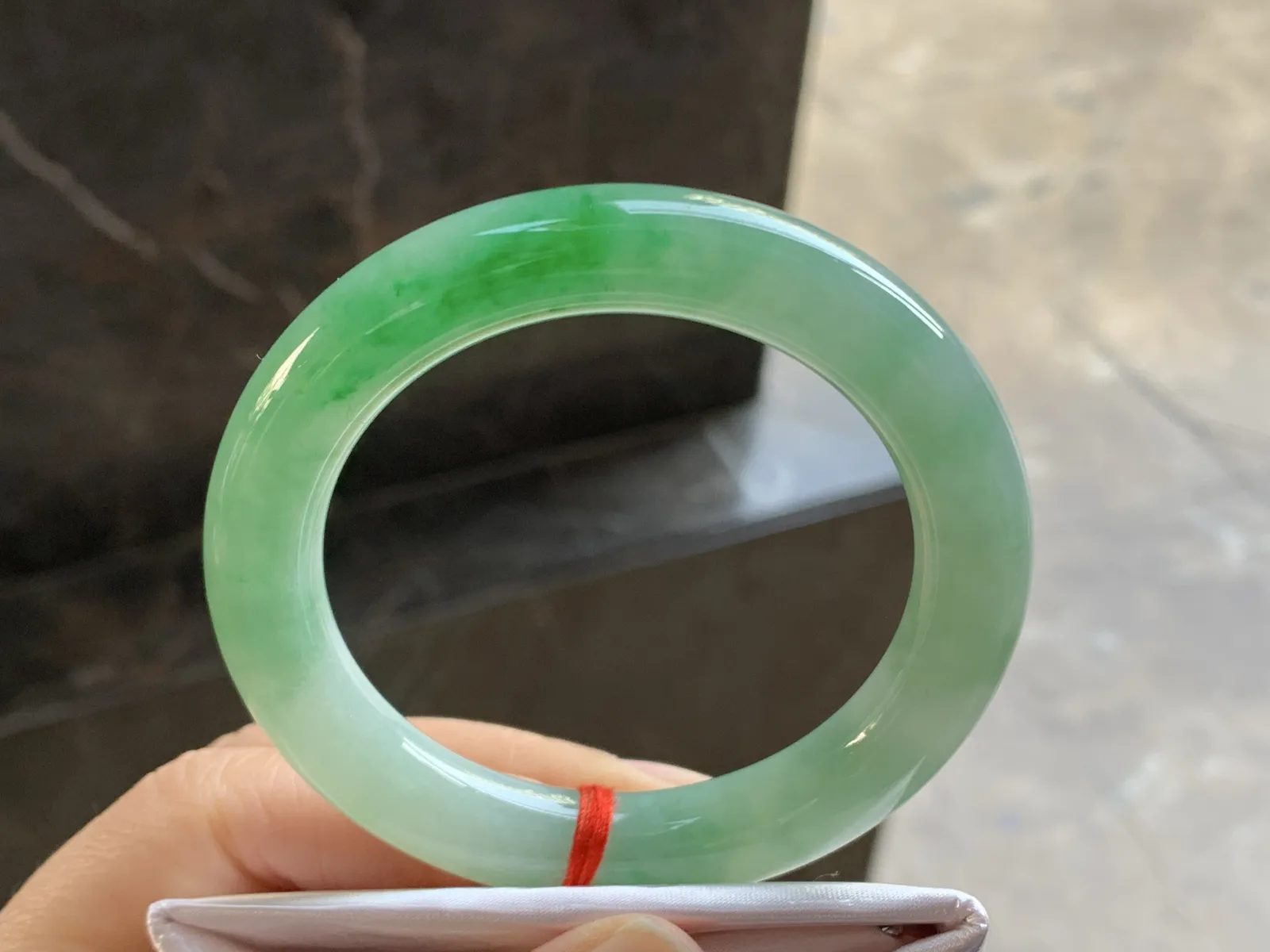 52-10.5

带色圆条手镯^_^颜色好看