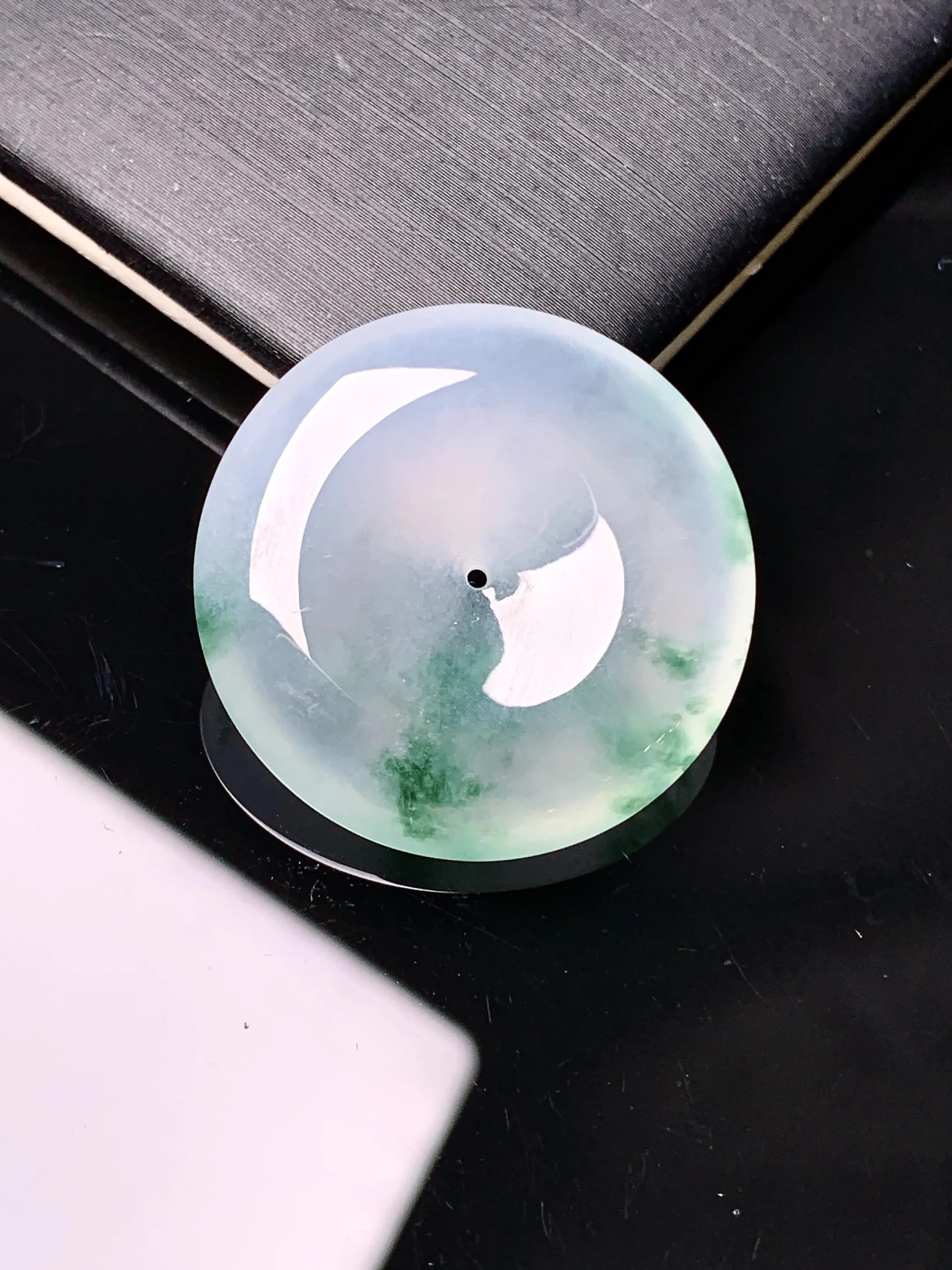 冰种飘绿平安扣吊坠 玉质细腻 色泽艳丽清新 整体尺寸26.5*6