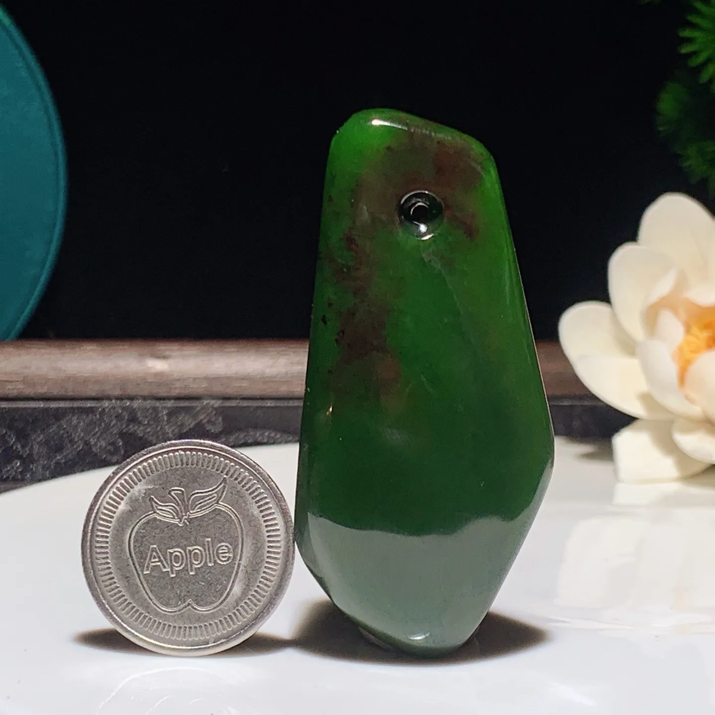 和田玉菠菜绿红皮料俄罗斯碧玉随型挂件 尺寸64/30/12重36克 玉质细腻油润。手推出油品相大气。250109