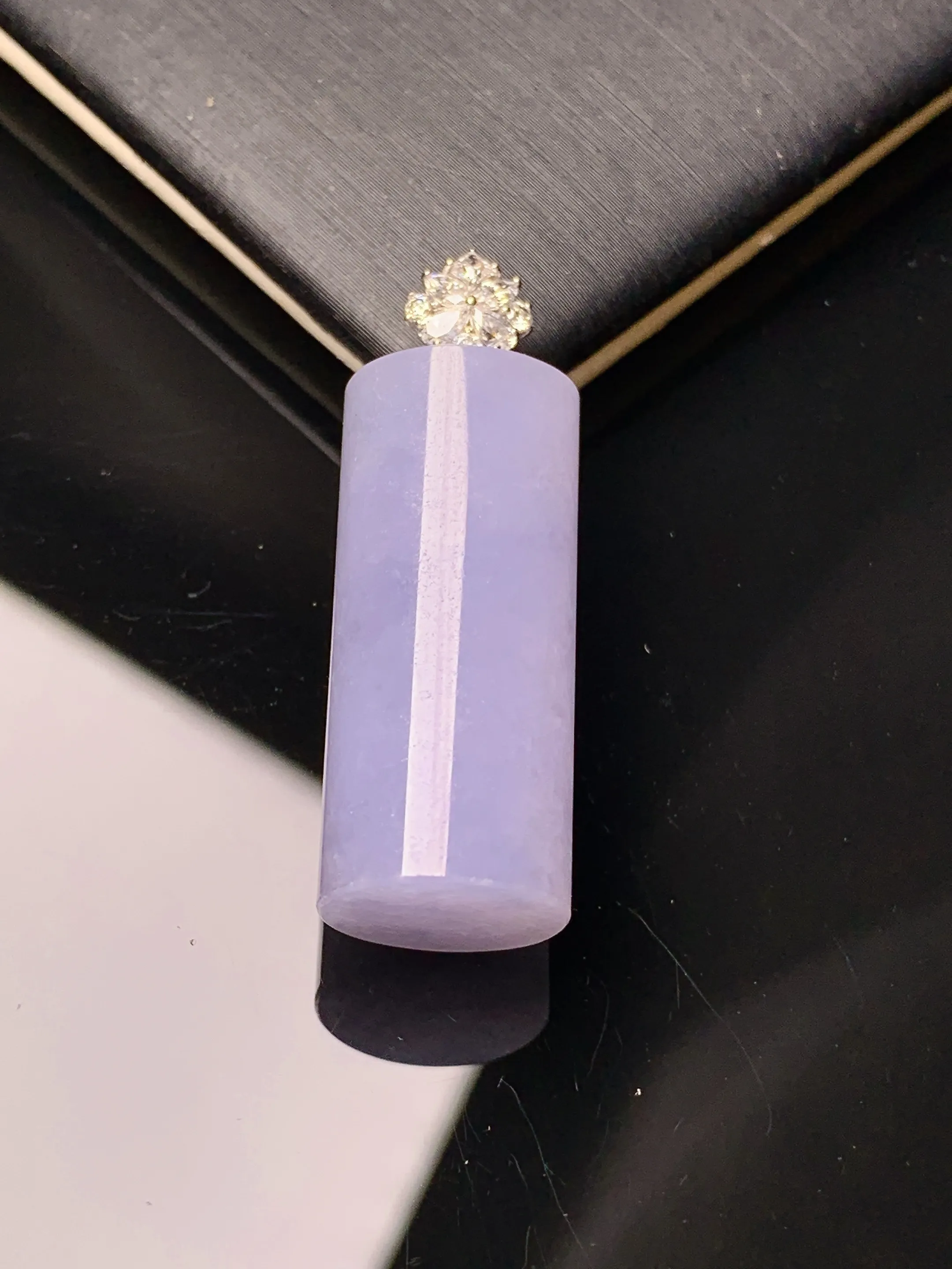 18k金莫桑钻镶嵌紫罗兰玉柱吊坠 玉质细腻 色泽艳丽清新 整体尺寸34.2*11.3*10.8