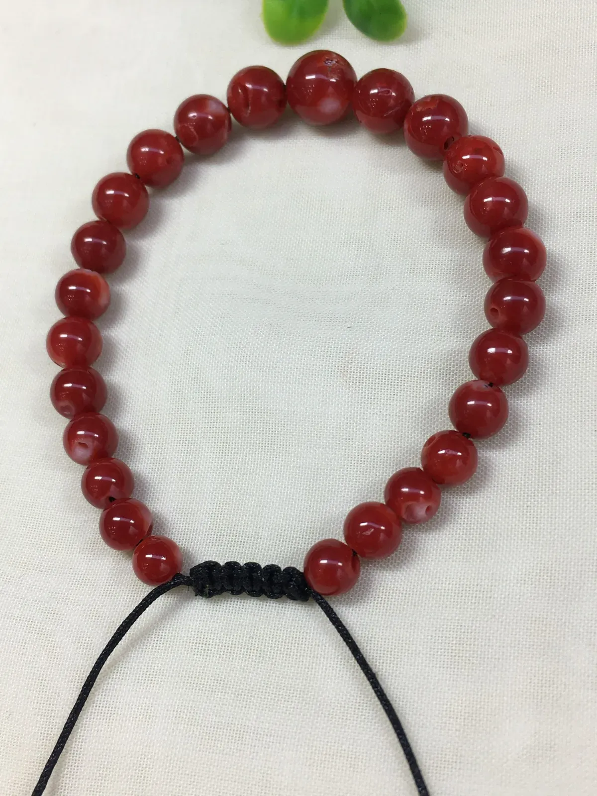 【天然日本阿卡牛血红珊瑚8.87mm圆珠单手链】难得高瓷度，日本产地，阿卡材料，整条有虫眼少白芯的阿卡圆珠。整条牛血红颜色，珠子直径8.87-5.72mm，每颗珠子均为天然的珊瑚，珊瑚自古就为佛教珍宝，深海千年有机宝石！收藏价值高、可传承重量为10.32克！实物漂亮！