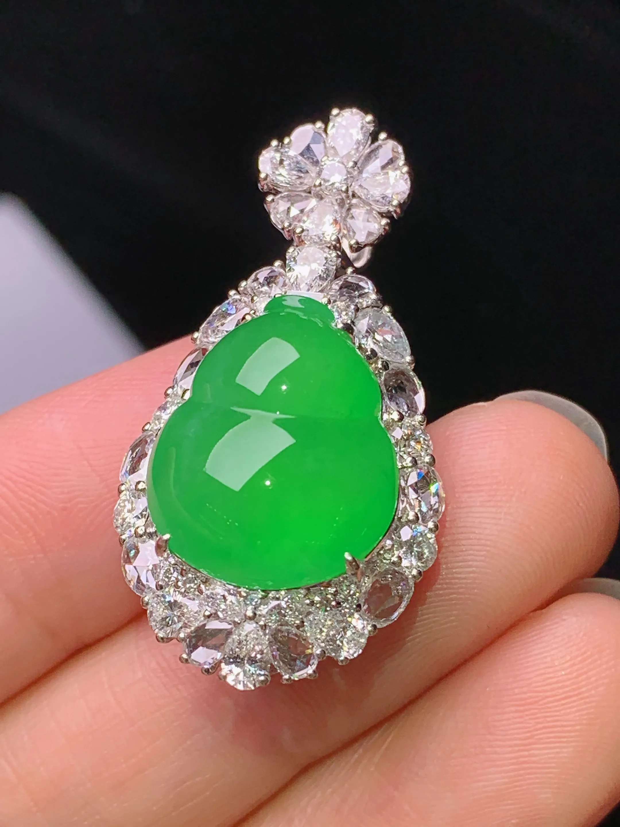 18k金钻镶嵌满绿葫芦吊坠 玉质细腻 色泽艳丽清新 整体尺寸34.2*18*13