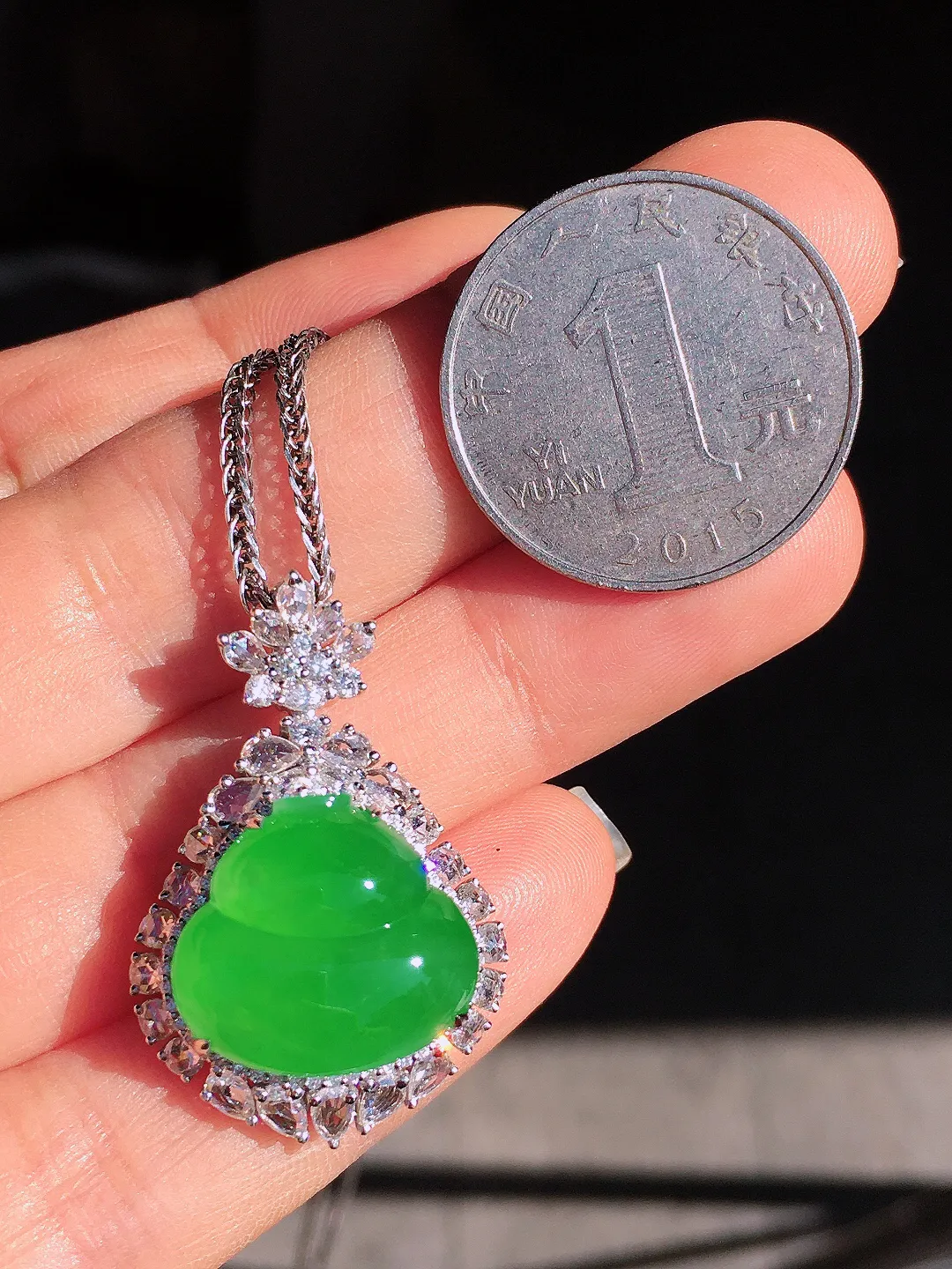 阳绿葫芦吊坠，色泽均匀艳丽，玉质细腻，荧光感超
强，饱满圆润，尽显优雅气质，18k
金豪华镶嵌