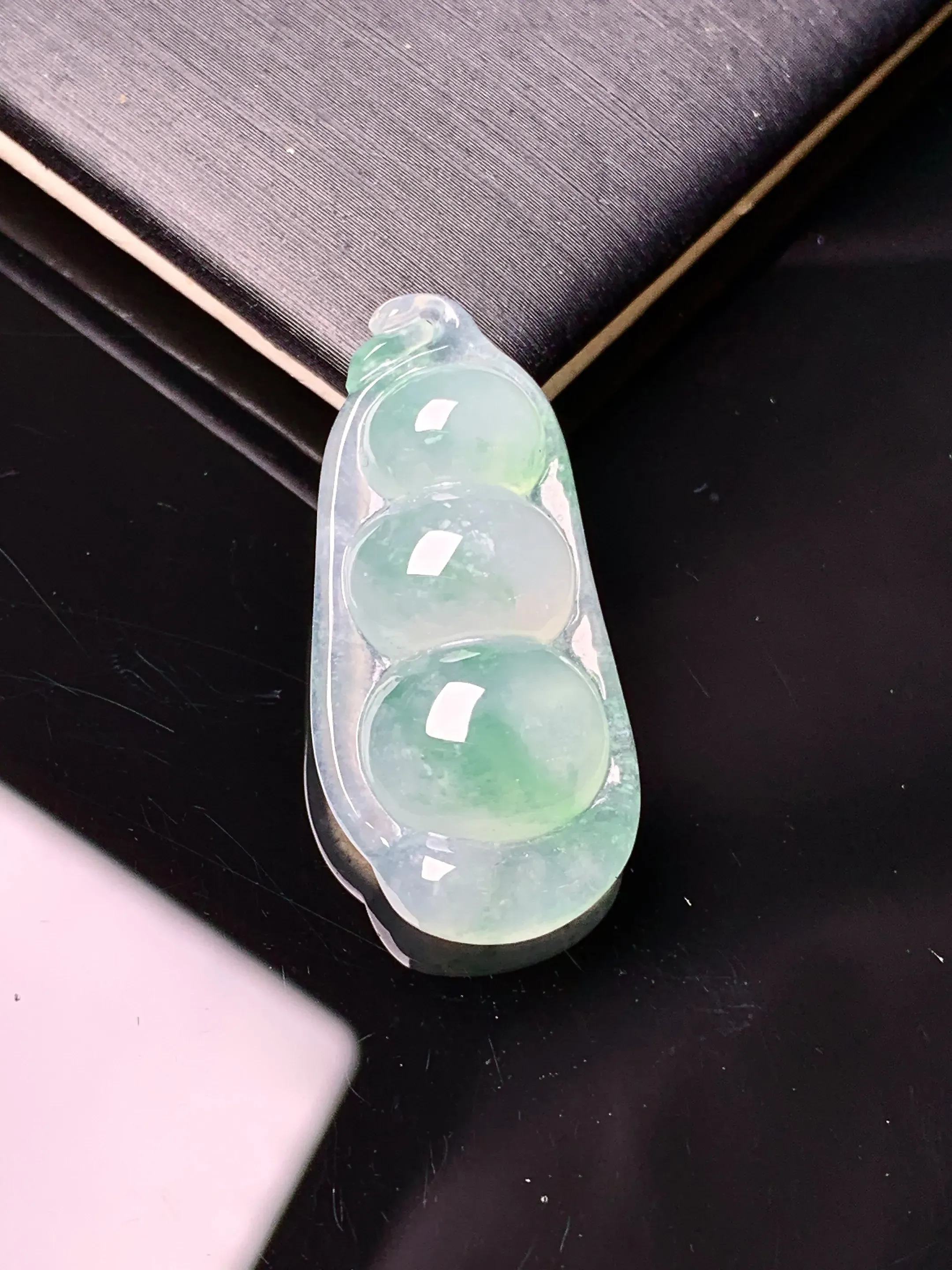 冰种飘绿四季豆吊坠 玉质细腻 色泽艳丽清新 整体尺寸29.2*13.8*6.2