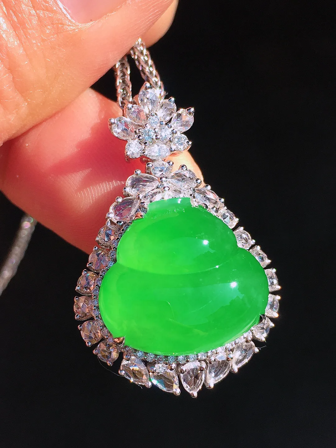 阳绿葫芦吊坠，色泽均匀艳丽，玉质细腻，荧光感超
强，饱满圆润，尽显优雅气质，18k
金豪华镶嵌