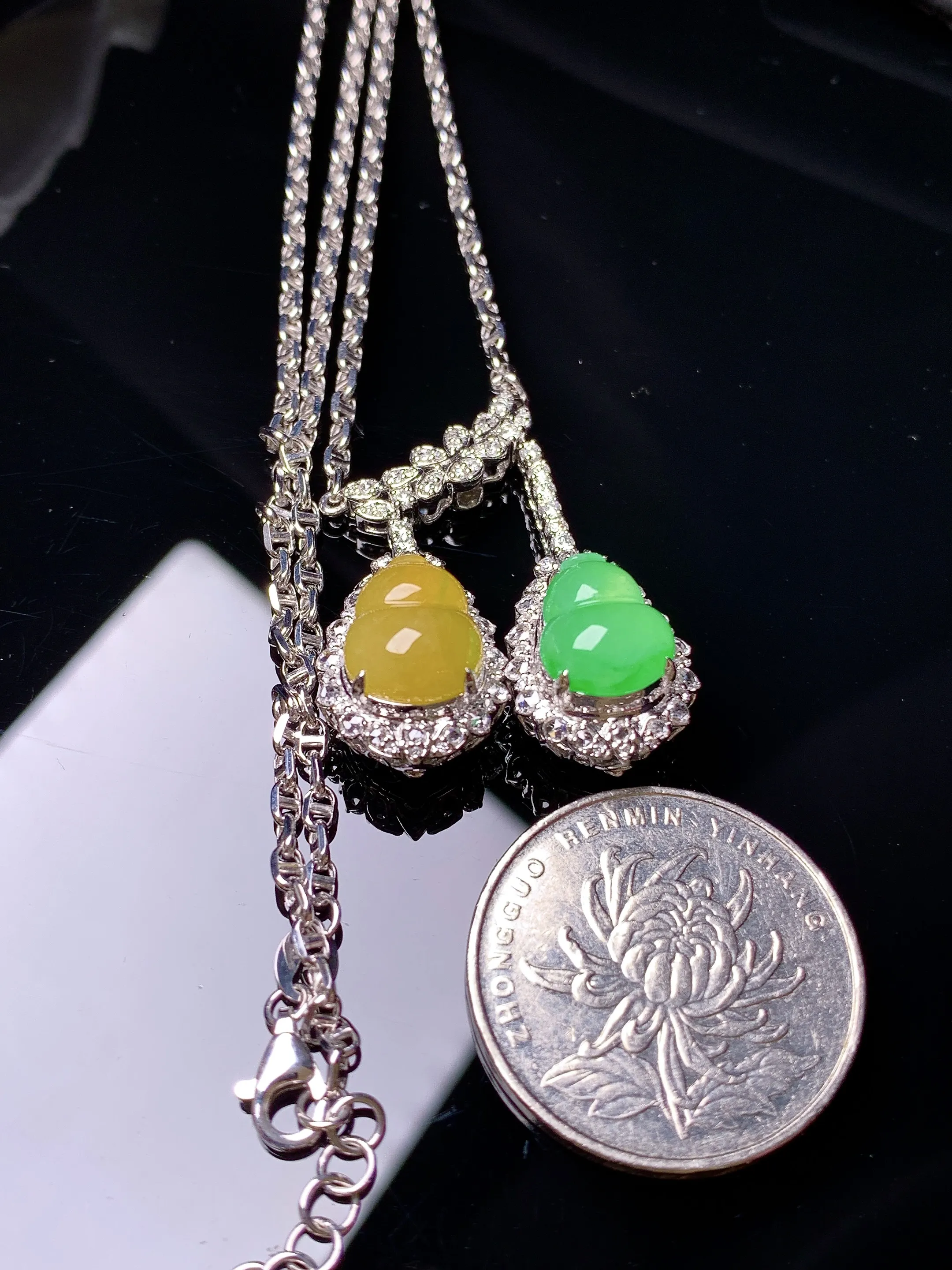 18k金钻镶嵌黄绿葫芦戒指项链 玉质细腻 色泽艳丽清新 整体尺寸35.6*13*11.2