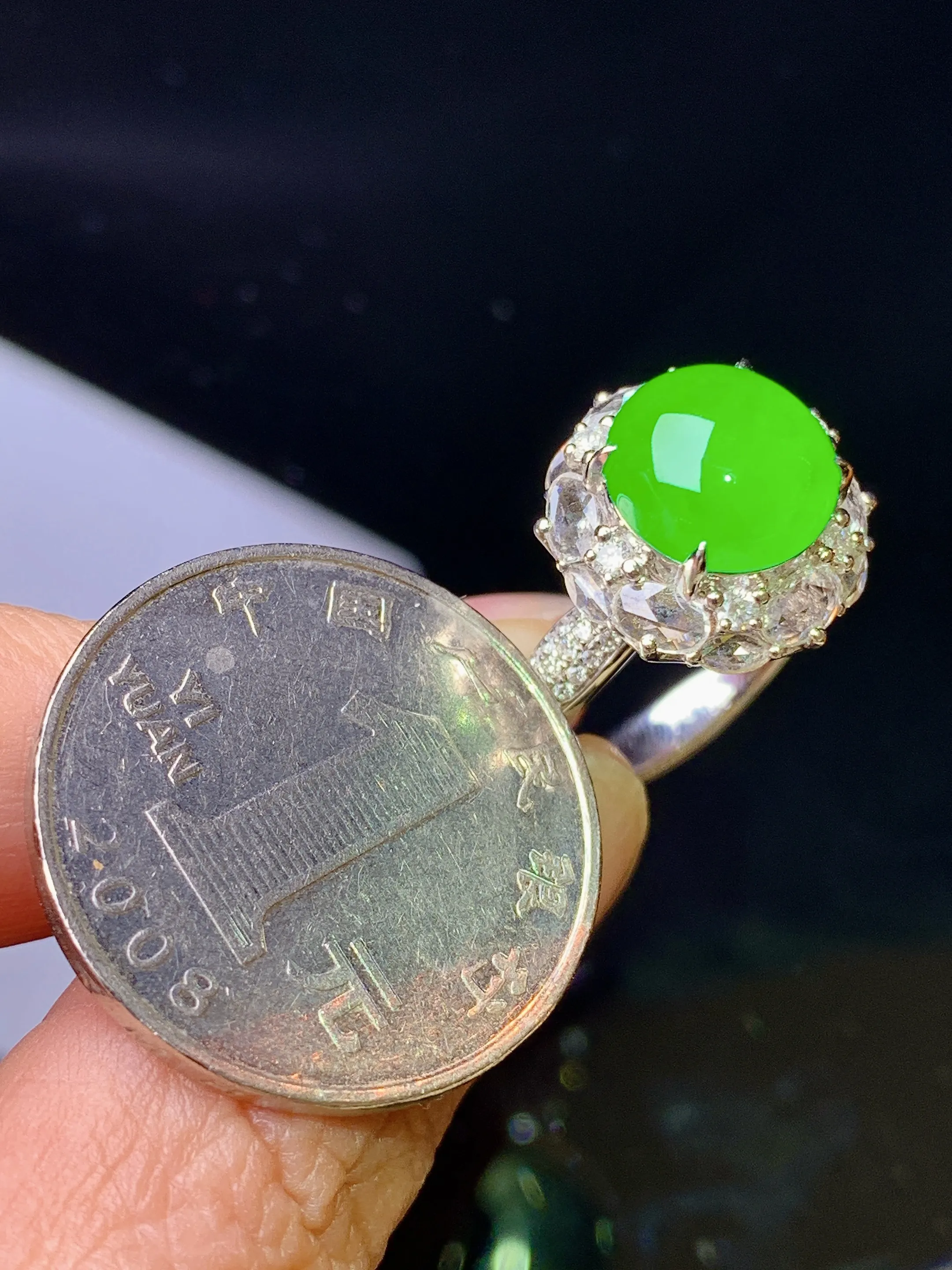 18k金钻镶嵌满绿蛋面戒指 玉质细腻 色泽艳丽清新 圈口14 整体尺寸15*14*12.3