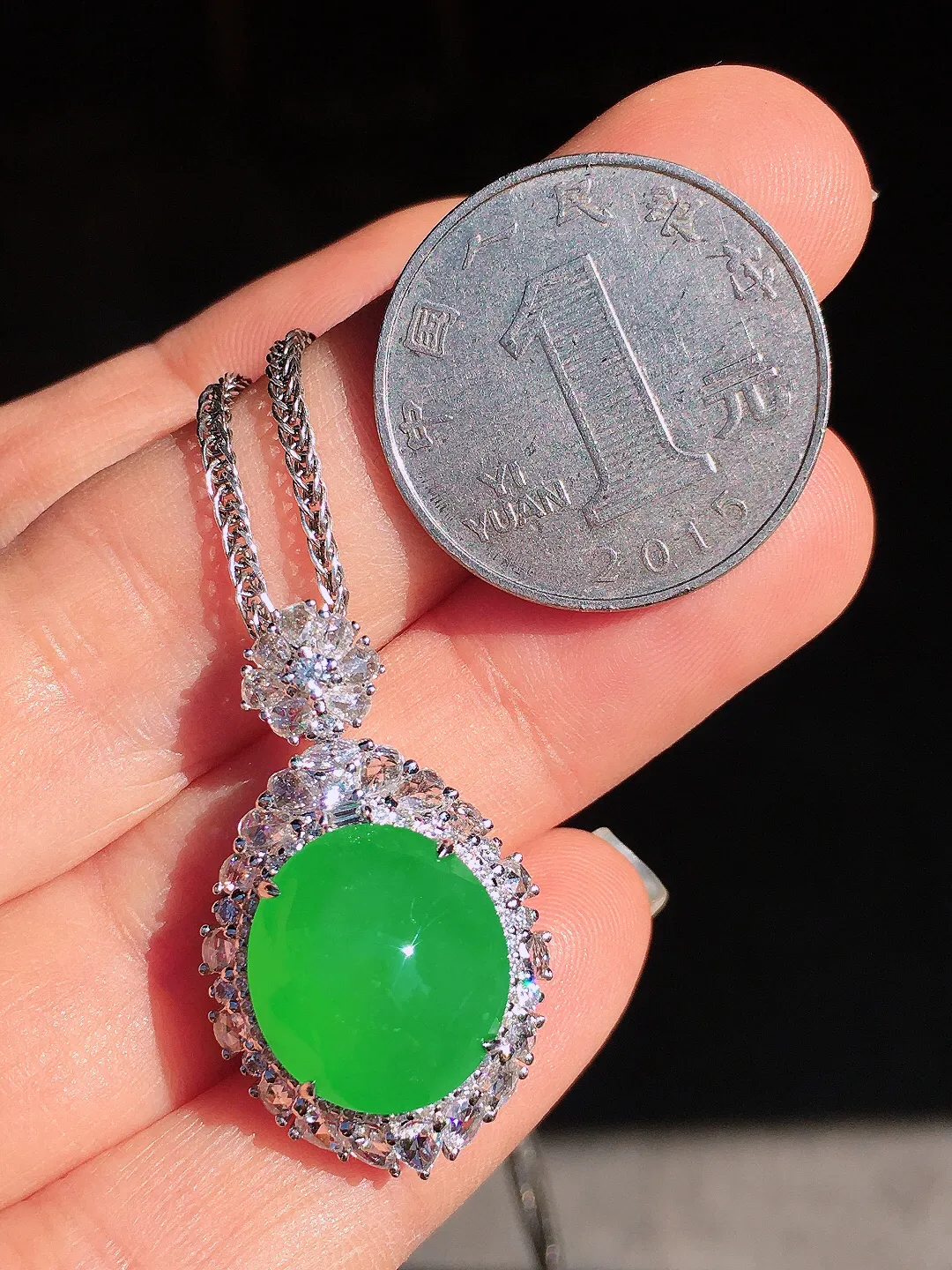 阳绿蛋面吊坠，色泽均匀艳丽，玉质细腻，荧光感超
强，饱满圆润，尽显优雅气质，18k
金豪华镶嵌