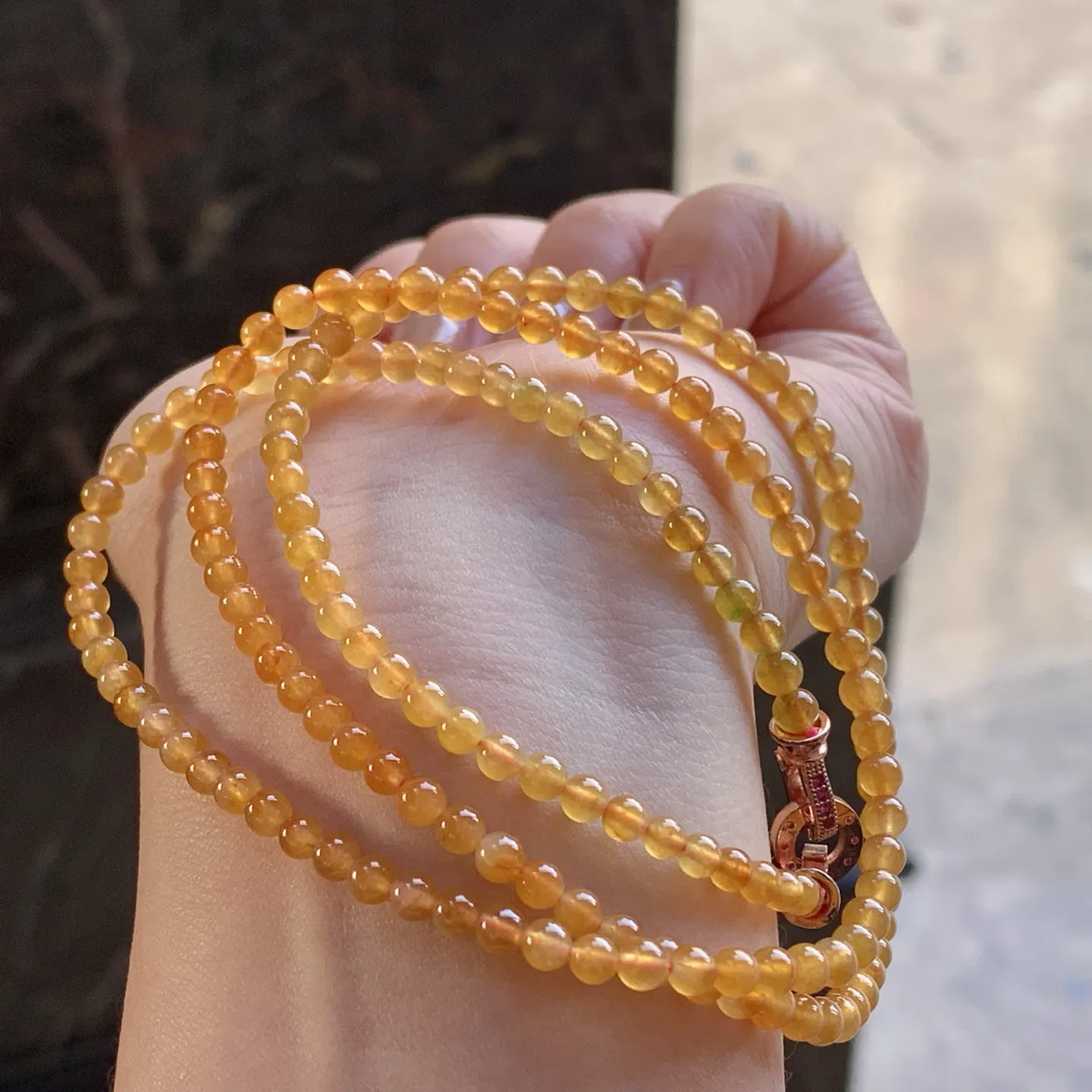 冰黄珠链
颜色鲜艳