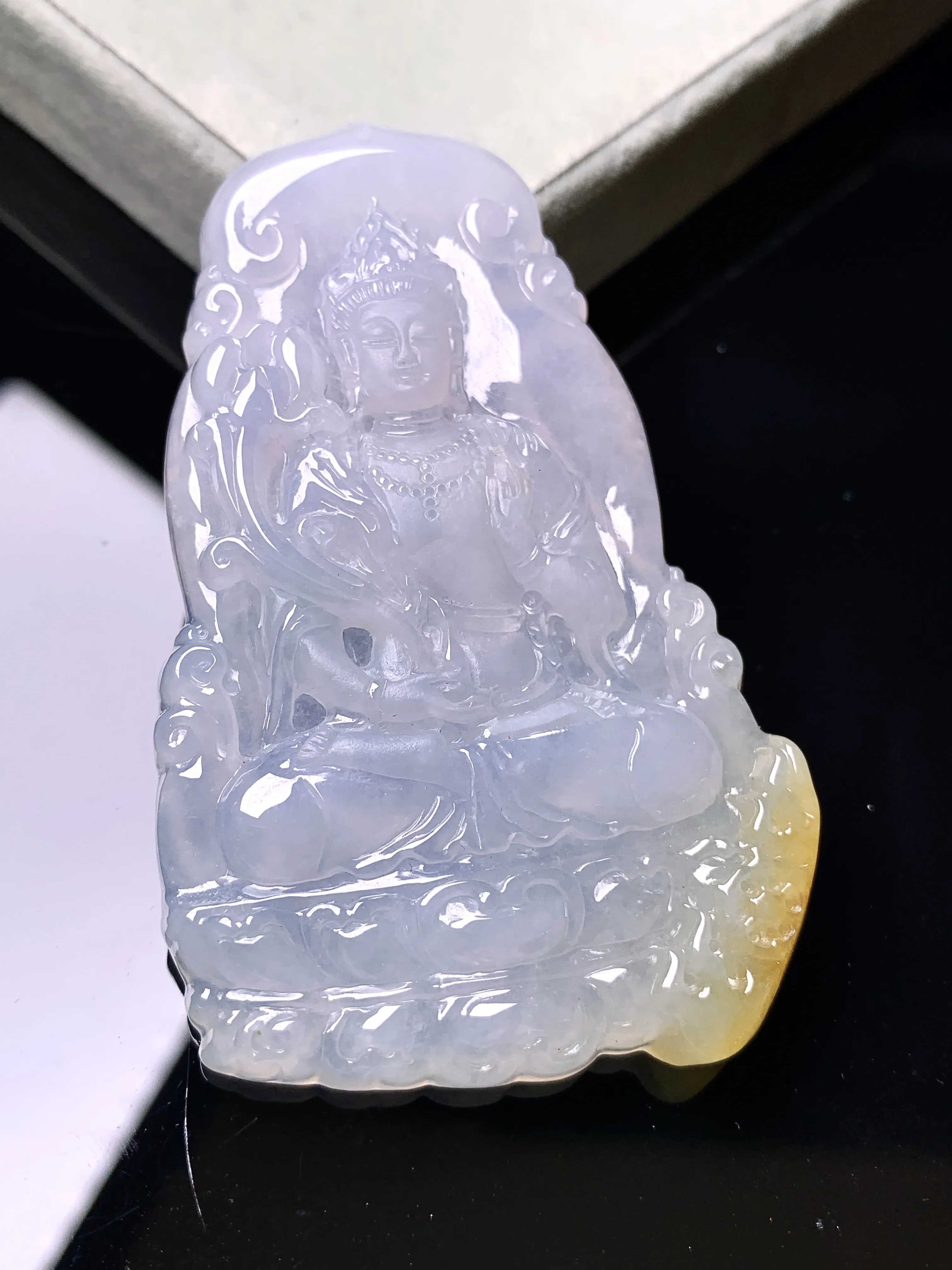 飘黄观音菩萨吊坠 玉质细腻 色泽艳丽清新 整体尺寸66.2*40.8*6