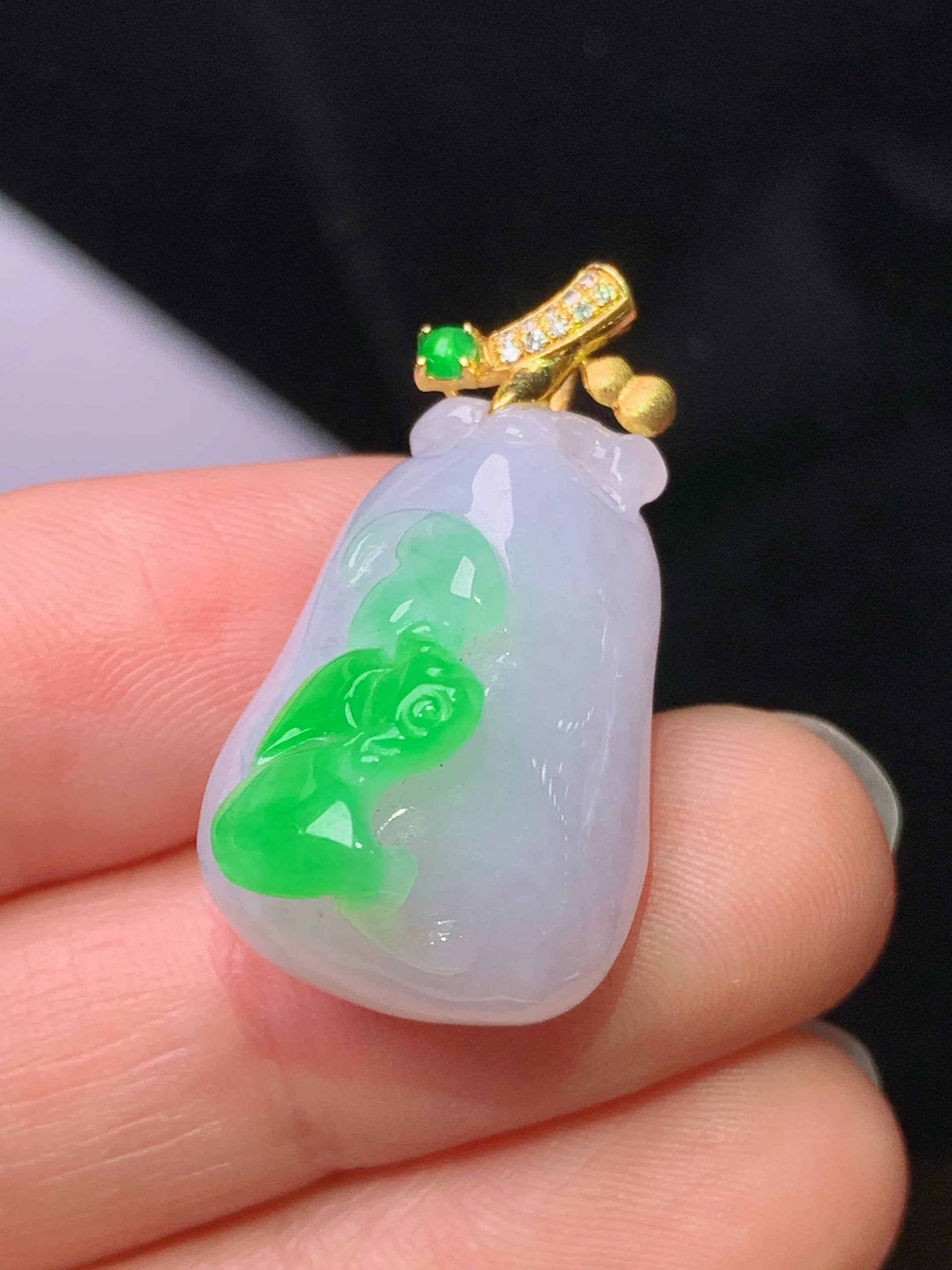 18k金钻镶嵌飘绿福瓜吊坠 玉质细腻 色泽艳丽清新 整体尺寸28.5*15.6*15