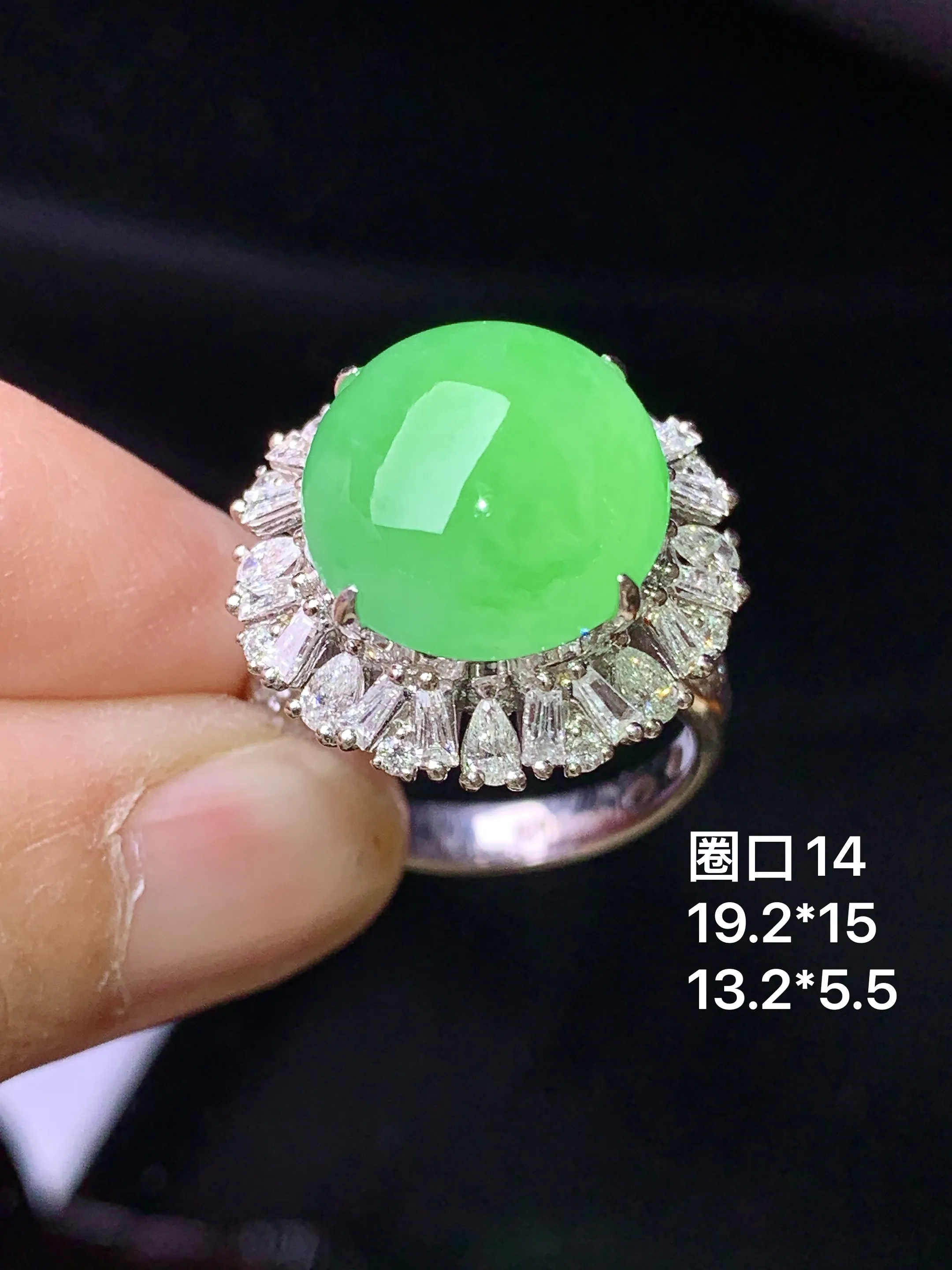 18k金钻镶嵌翠绿蛋面戒指 玉质细腻 色泽艳丽清新 圈口14 整体尺寸19.2*15