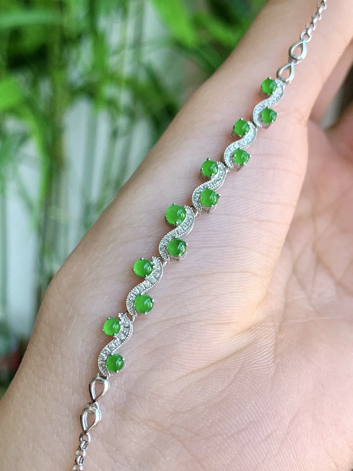 冰阳绿蛋面手链
18k金镶嵌 完美 性价比高  
裸石：2.4-1.7