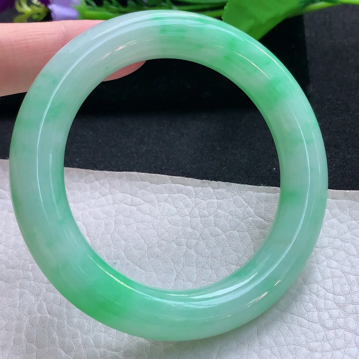 xc收藏款58.3*12胖圆镯 天然缅甸翡翠玉手镯飘绿花水润圆条美人镯