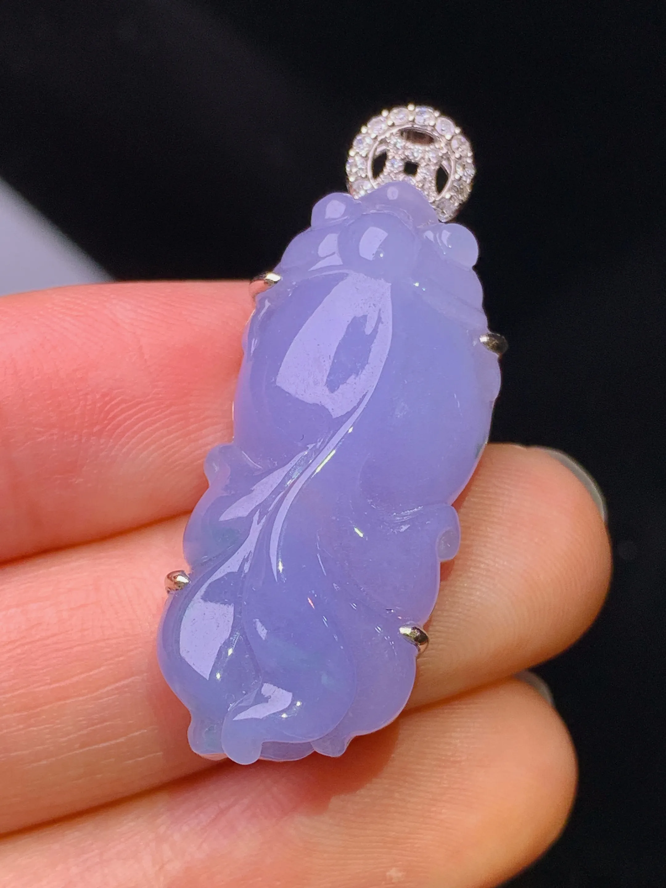 18k金钻镶嵌紫罗兰金鱼吊坠 玉质细腻 色泽艳丽清新 整体尺寸37.6*14.3*8.6