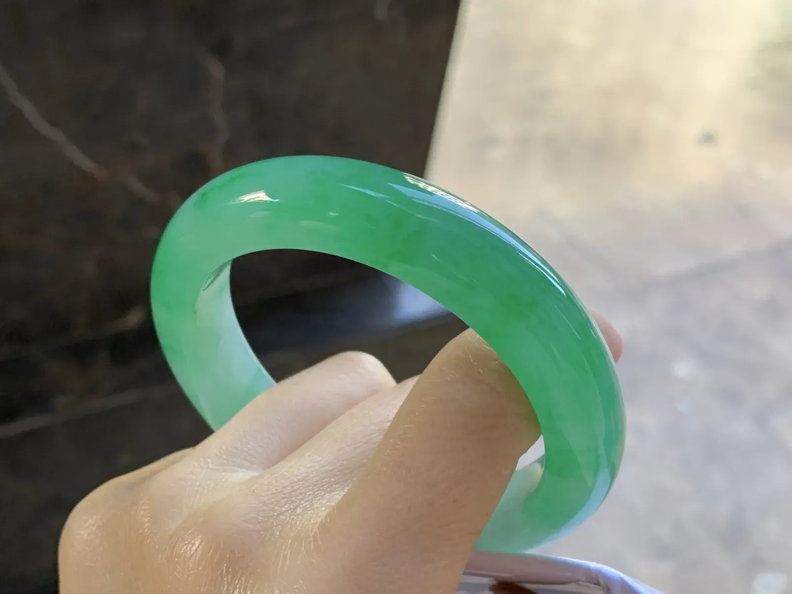 冰种飘色手镯
尺寸：57.6-13.5-10mm
有种有色 实物漂亮有品质