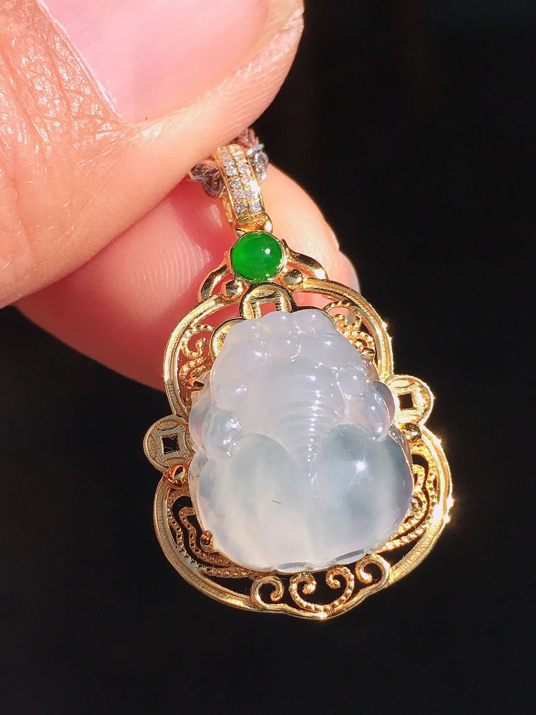 冰种貔貅吊坠，玉质细腻，荧光感超
强，饱满圆润，尽显优雅气质，18k
金豪华镶嵌