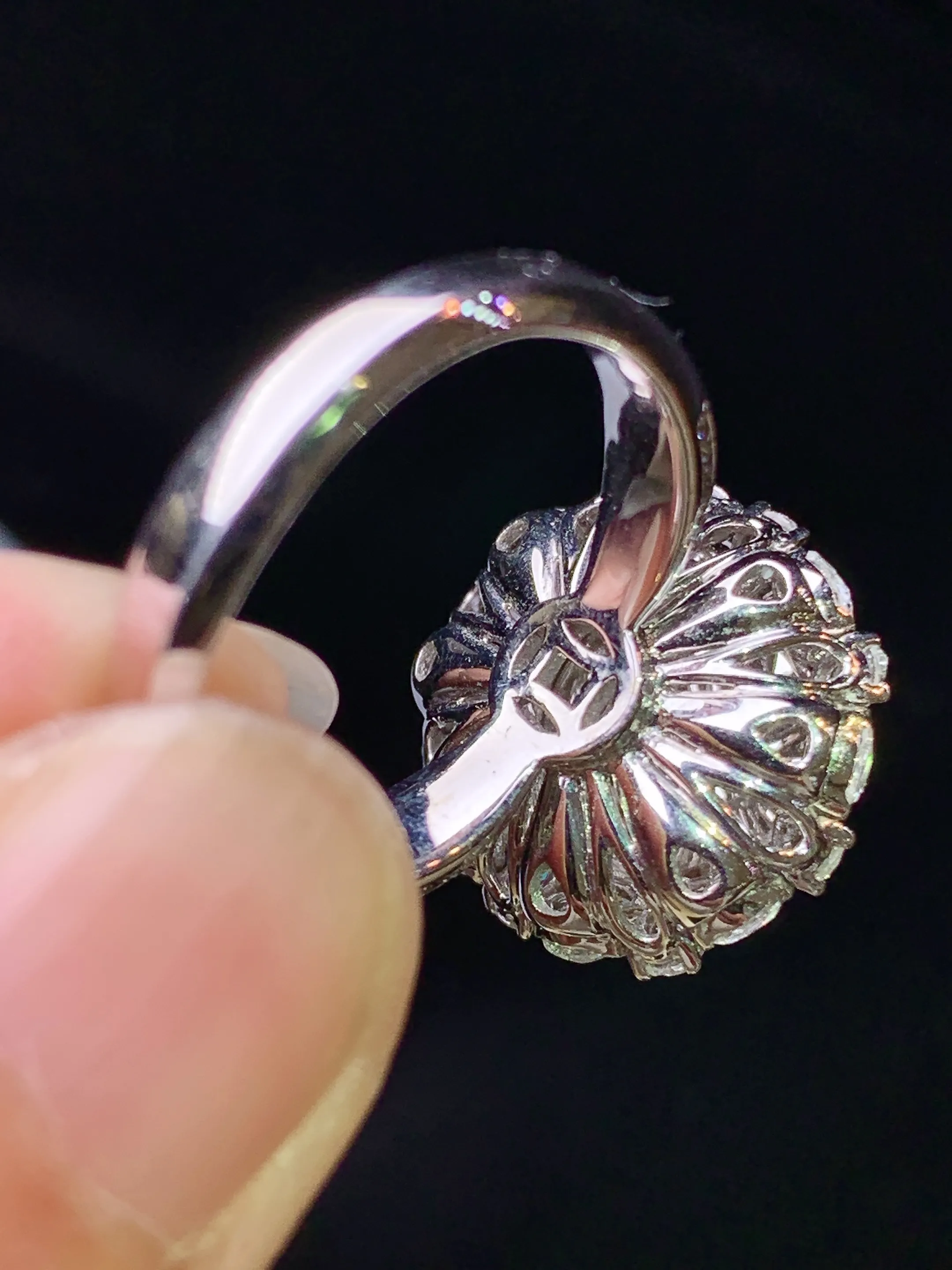 18k金钻镶嵌满绿蛋面戒指 玉质细腻 色泽艳丽清新 圈口14 整体尺寸17.2*16.1*13