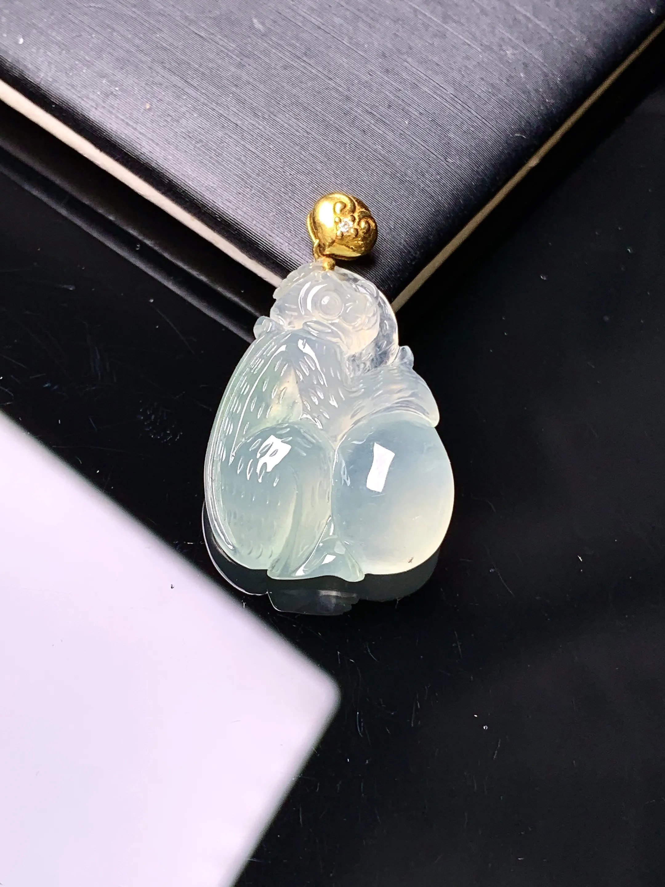 18k金镶嵌冰种灵猴献寿吊坠 玉质细腻 色泽艳丽清新 整体尺寸28*17*5.8