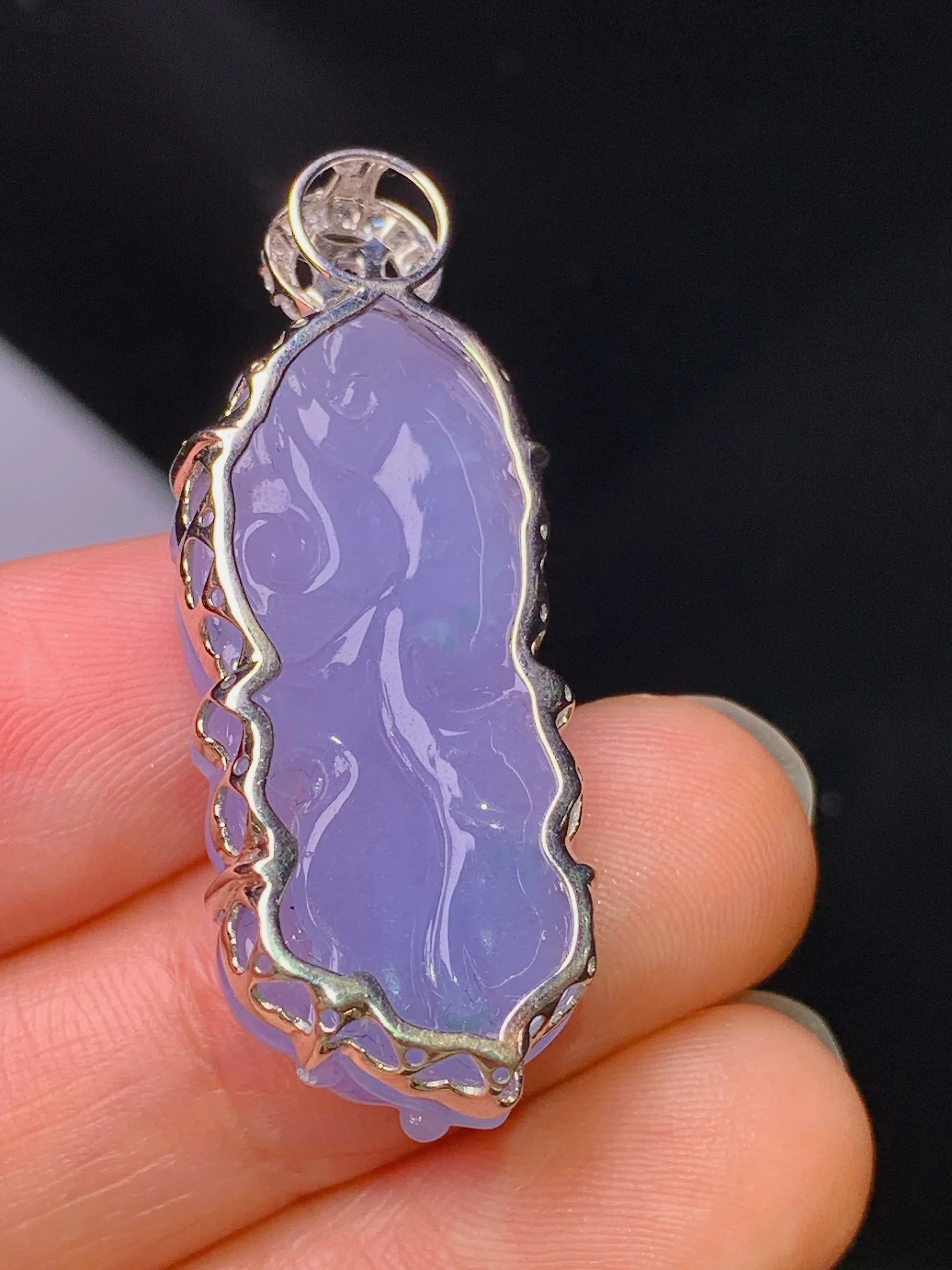 18k金钻镶嵌紫罗兰金鱼吊坠 玉质细腻 色泽艳丽清新 整体尺寸37.6*14.3*8.6