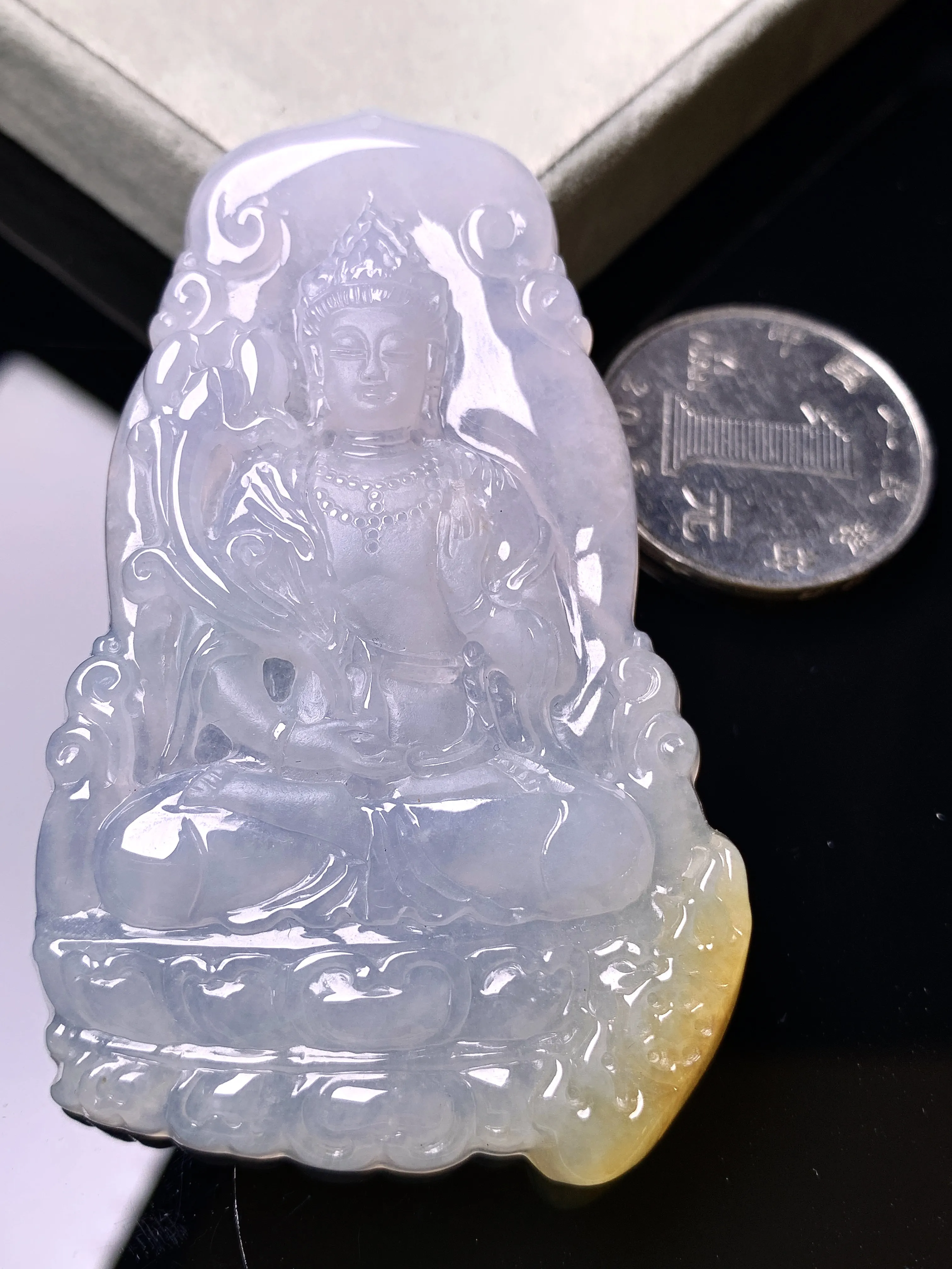 飘黄观音菩萨吊坠 玉质细腻 色泽艳丽清新 整体尺寸66.2*40.8*6