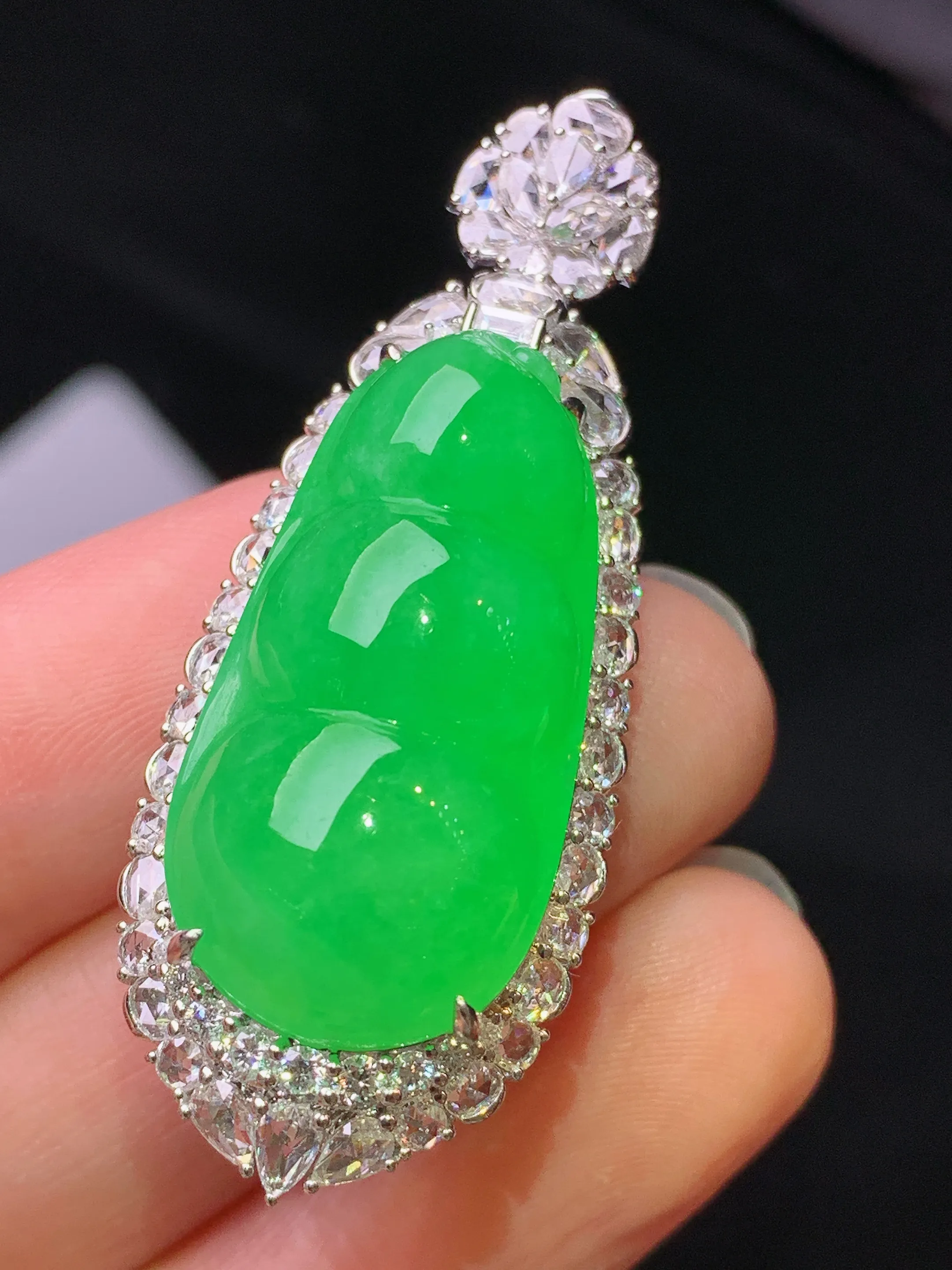 18k金钻镶嵌满绿四季豆吊坠 玉质细腻 色泽艳丽清新 整体尺寸47*18.3*15.5