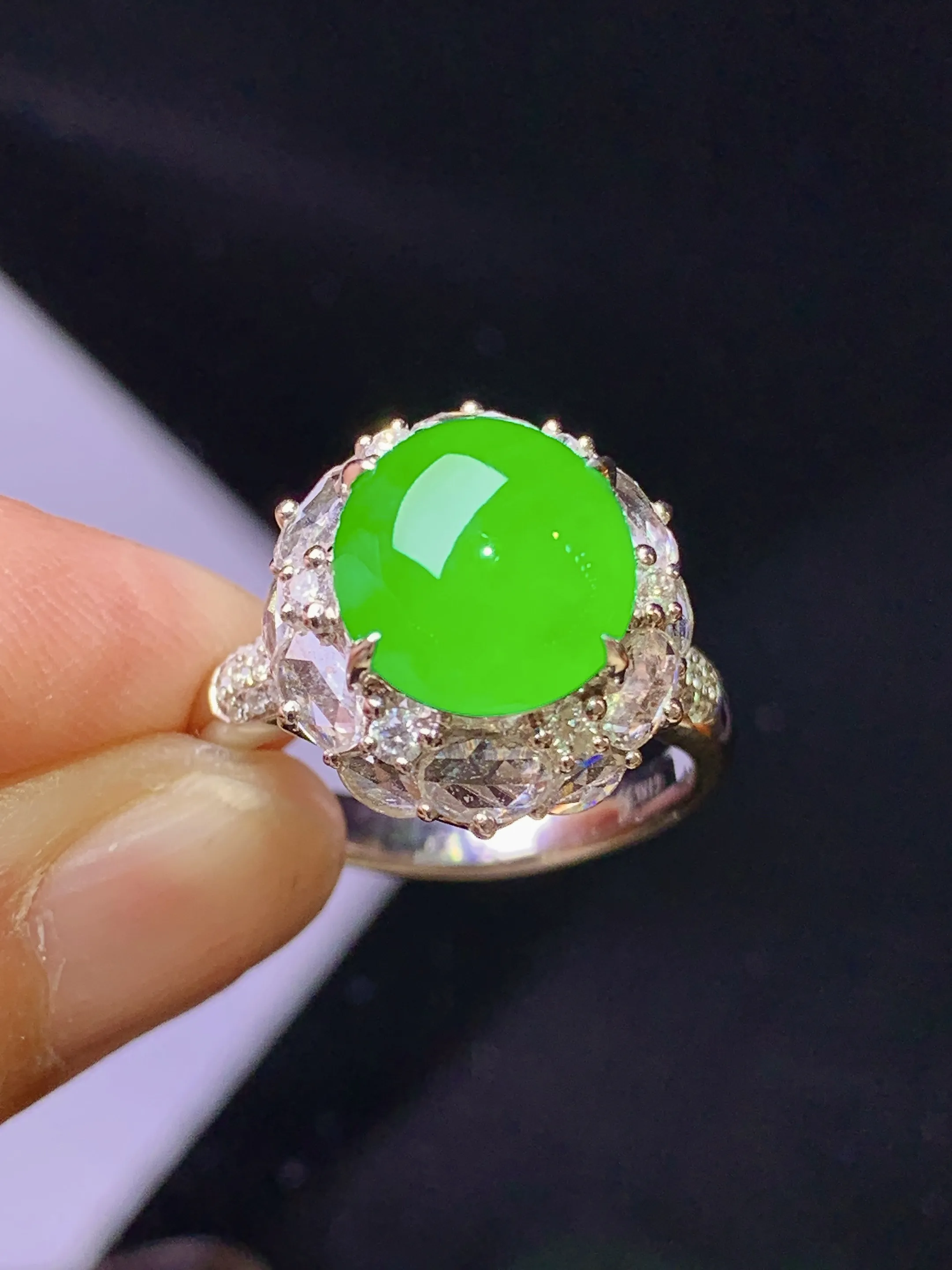 18k金钻镶嵌满绿蛋面戒指 玉质细腻 色泽艳丽清新 圈口14 整体尺寸15*14*12.3