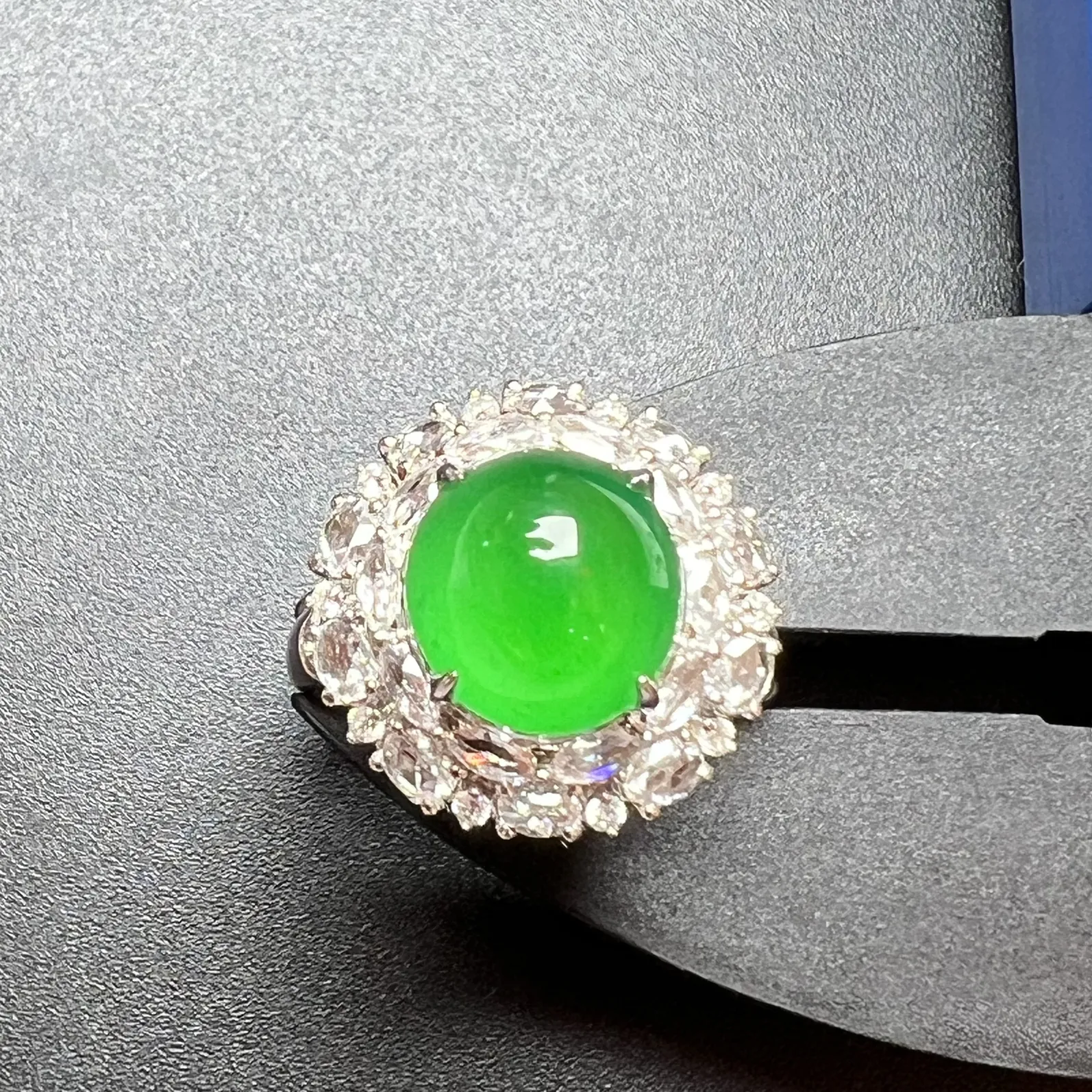 老坑辣绿戒指种起光，饱满，整体尺寸16.3*15.9*15.1裸石尺寸9.6*9*6.3