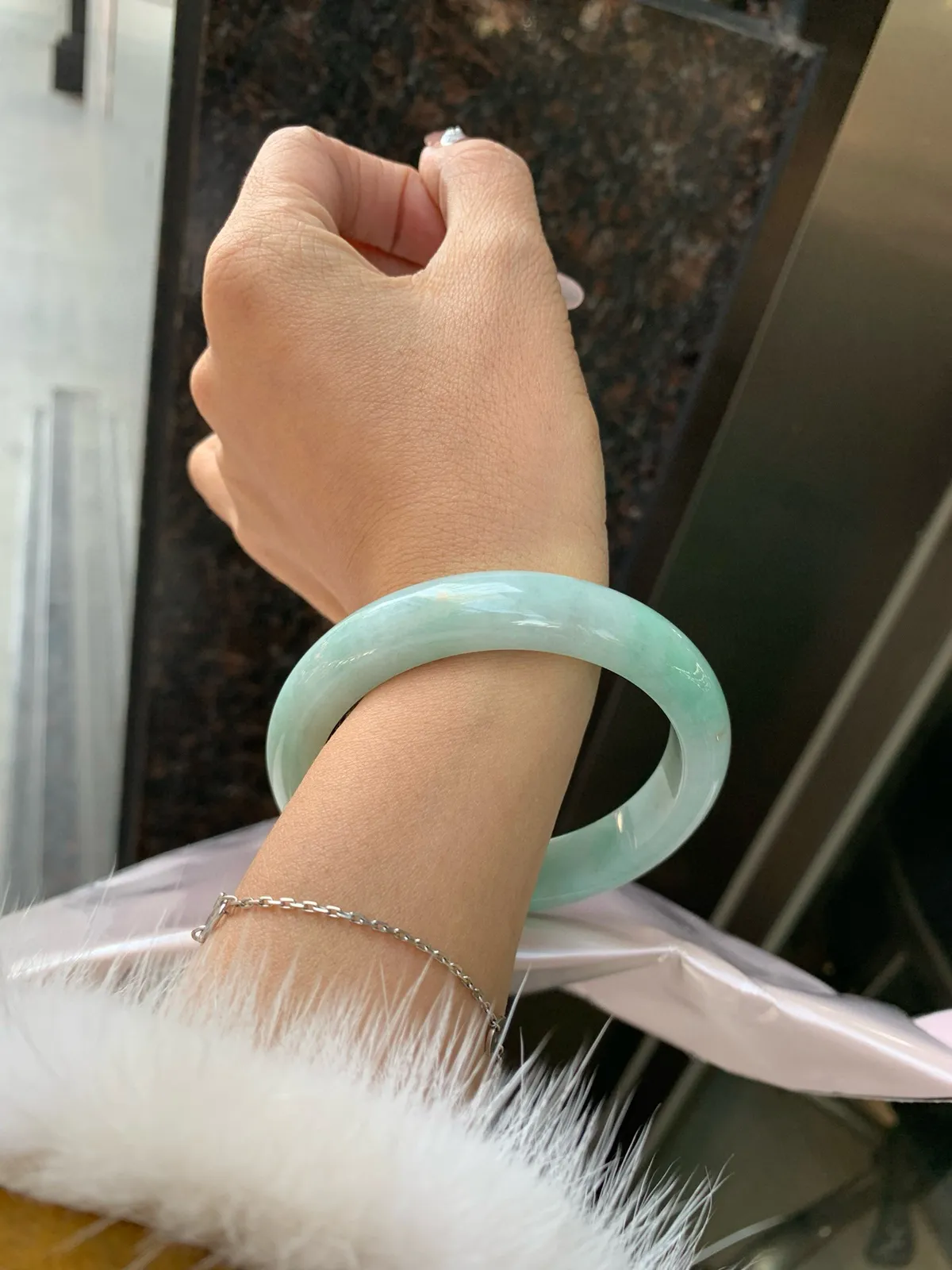 白底青正圈
59-8.2-12.2
打灯细纹，底妆水润细腻，洒金，半截甜阳翠色肆意流淌，娇艳欲滴，半山半水，宛如春日里的繁华盛景