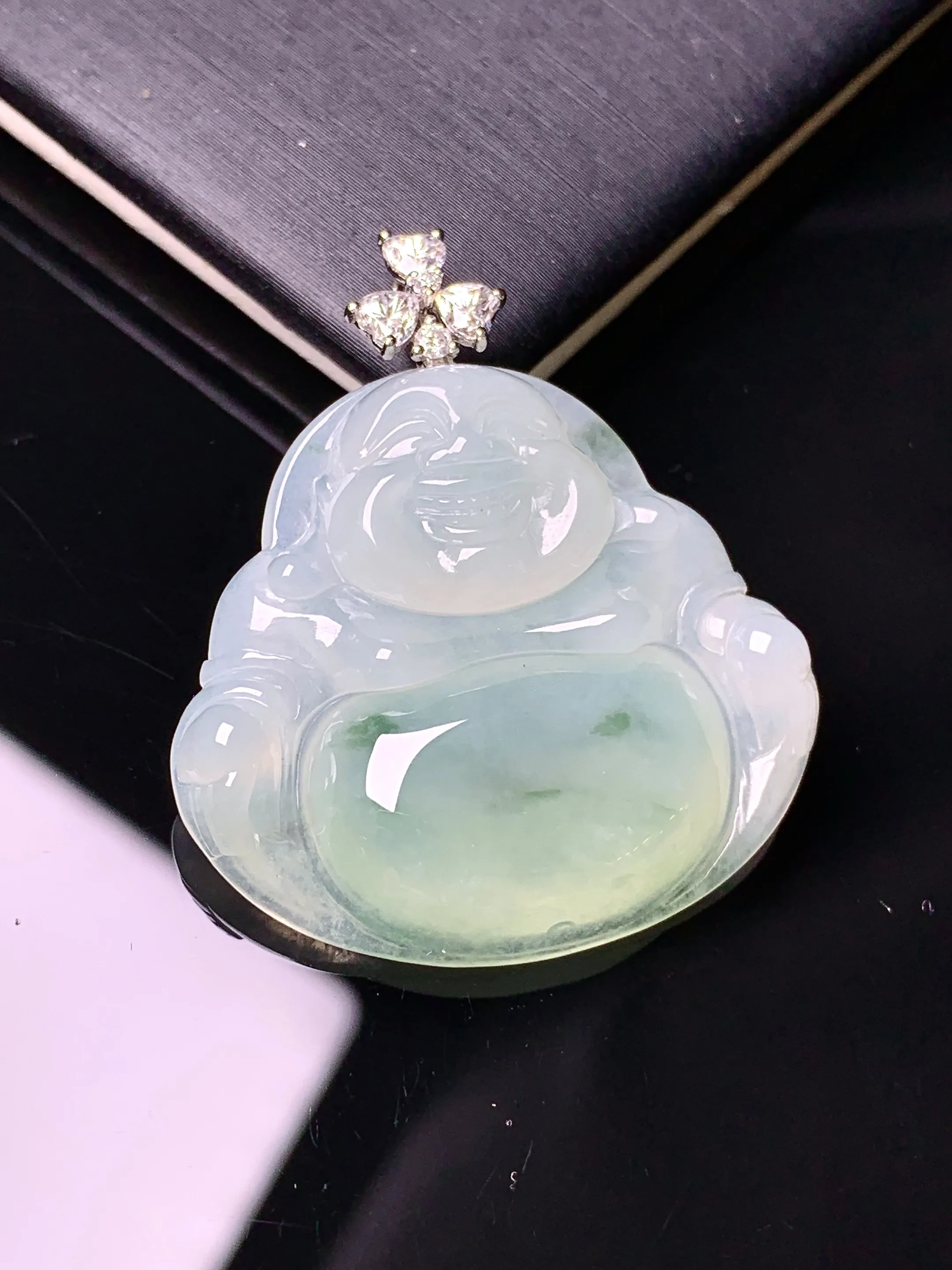 18k金莫桑钻镶嵌飘绿佛公吊坠 玉质细腻 色泽艳丽清新 整体尺寸34.6*30*5.7